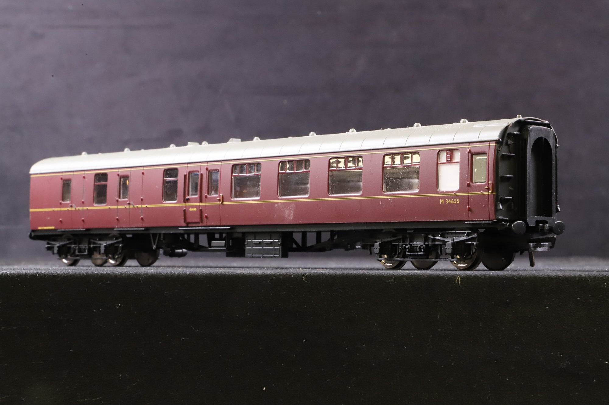 Hornby OO Rake Of 5 Mk1 BR Lined Maroon Coaches