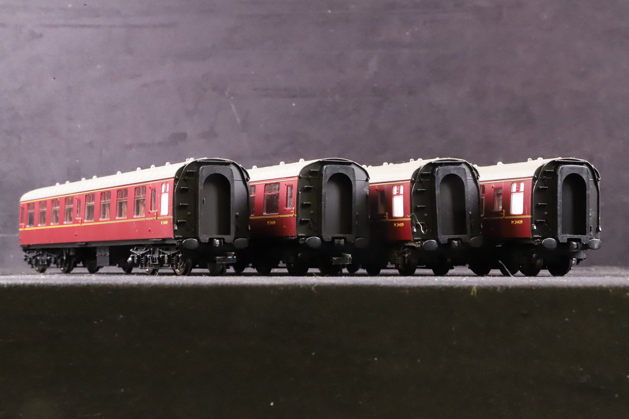 Hornby OO Rake Of 4 BR Mk1 Lined Maroon Coaches