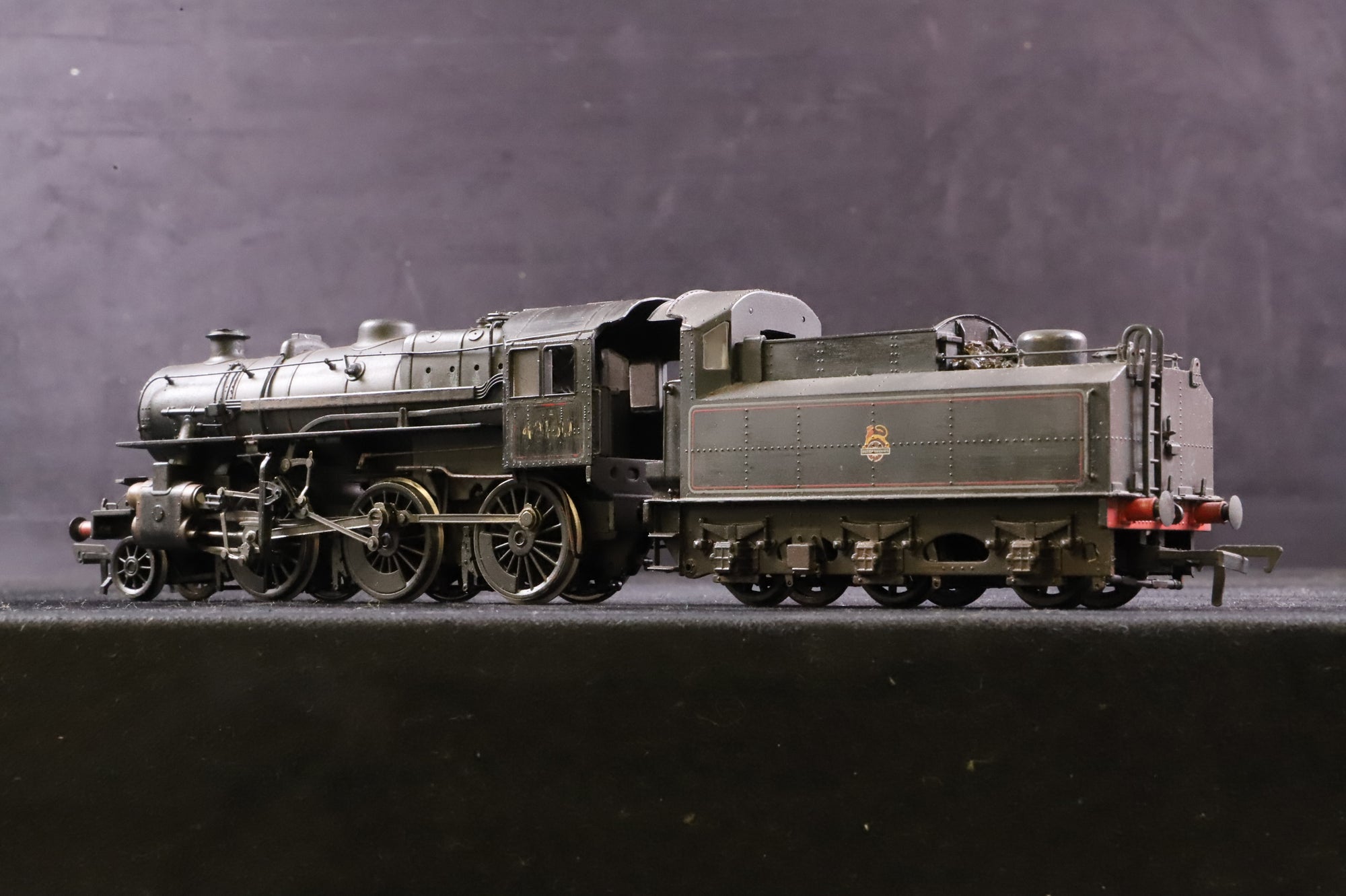 Bachmann OO 32-577 Ivatt Class 4 43160 in Lined BR Black w/ Early Crests - Weathered