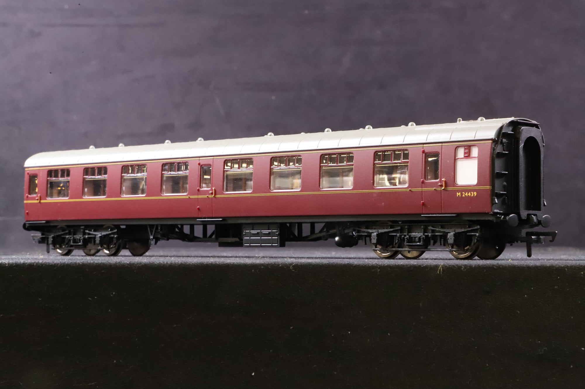 Hornby OO Rake Of 4 BR Mk1 Lined Maroon Coaches