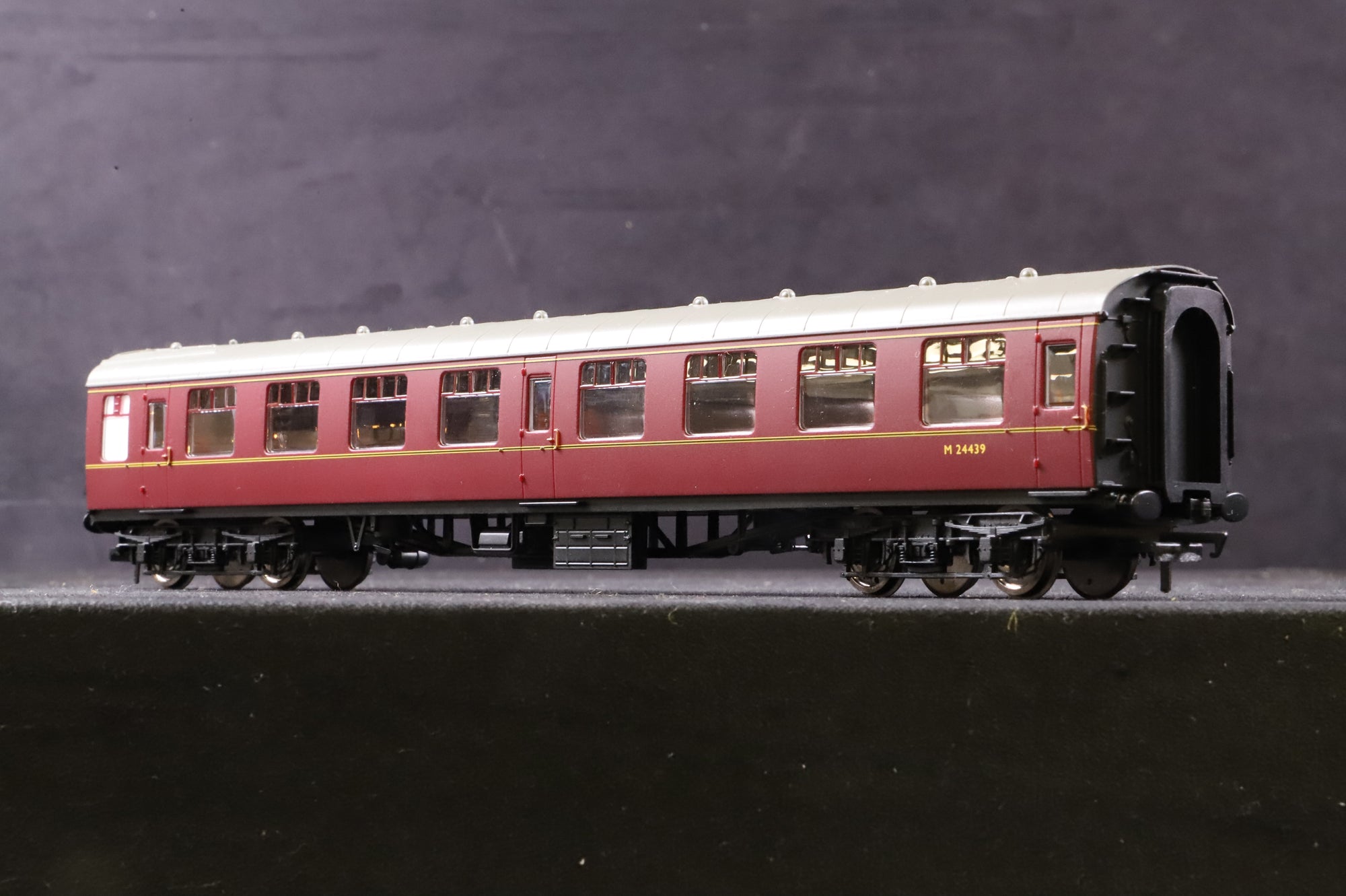 Hornby OO Rake Of 4 BR Mk1 Lined Maroon Coaches