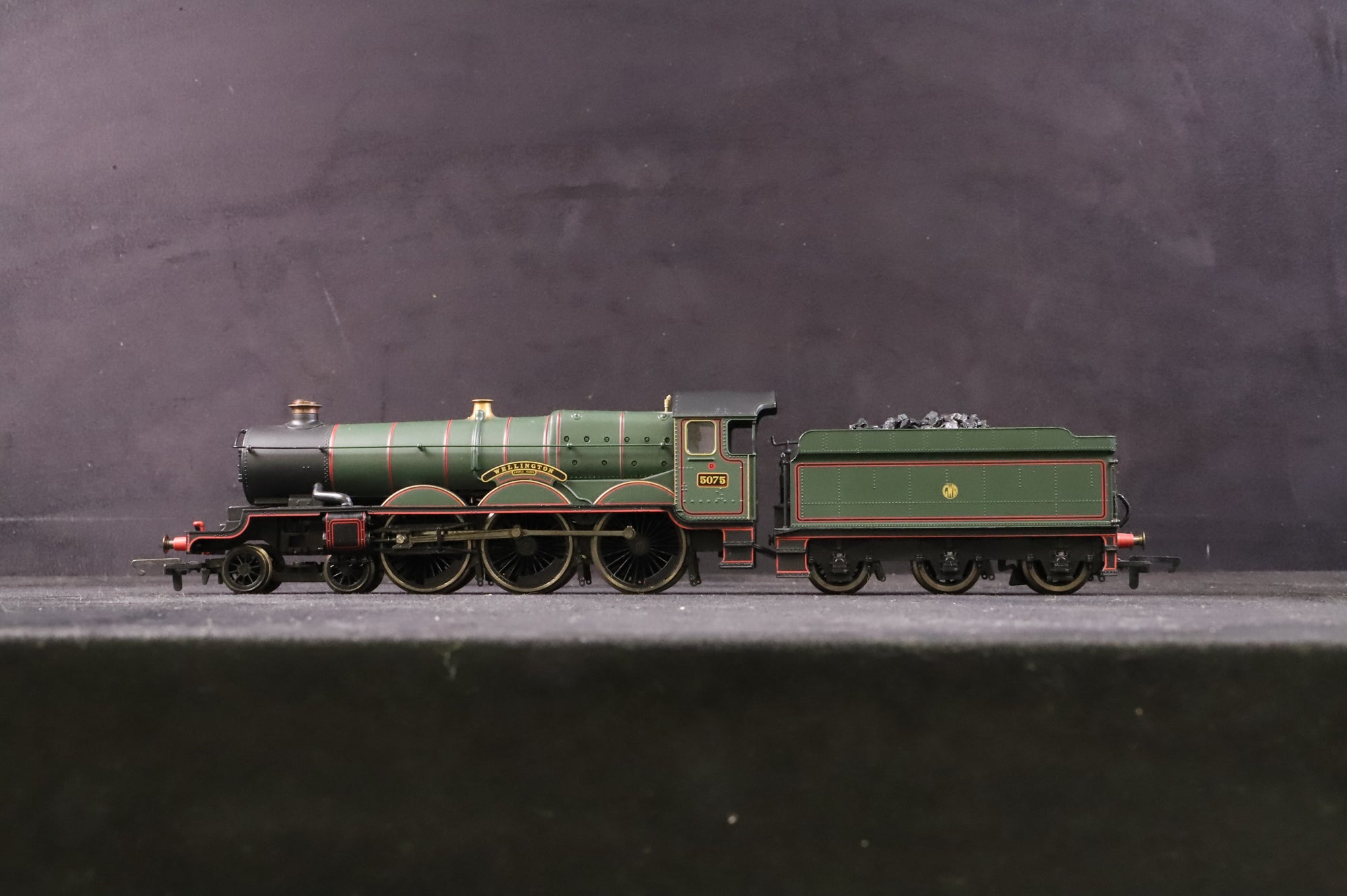 Hornby OO R2459 Castle Class '5075' 'Wellington' GWR Green
