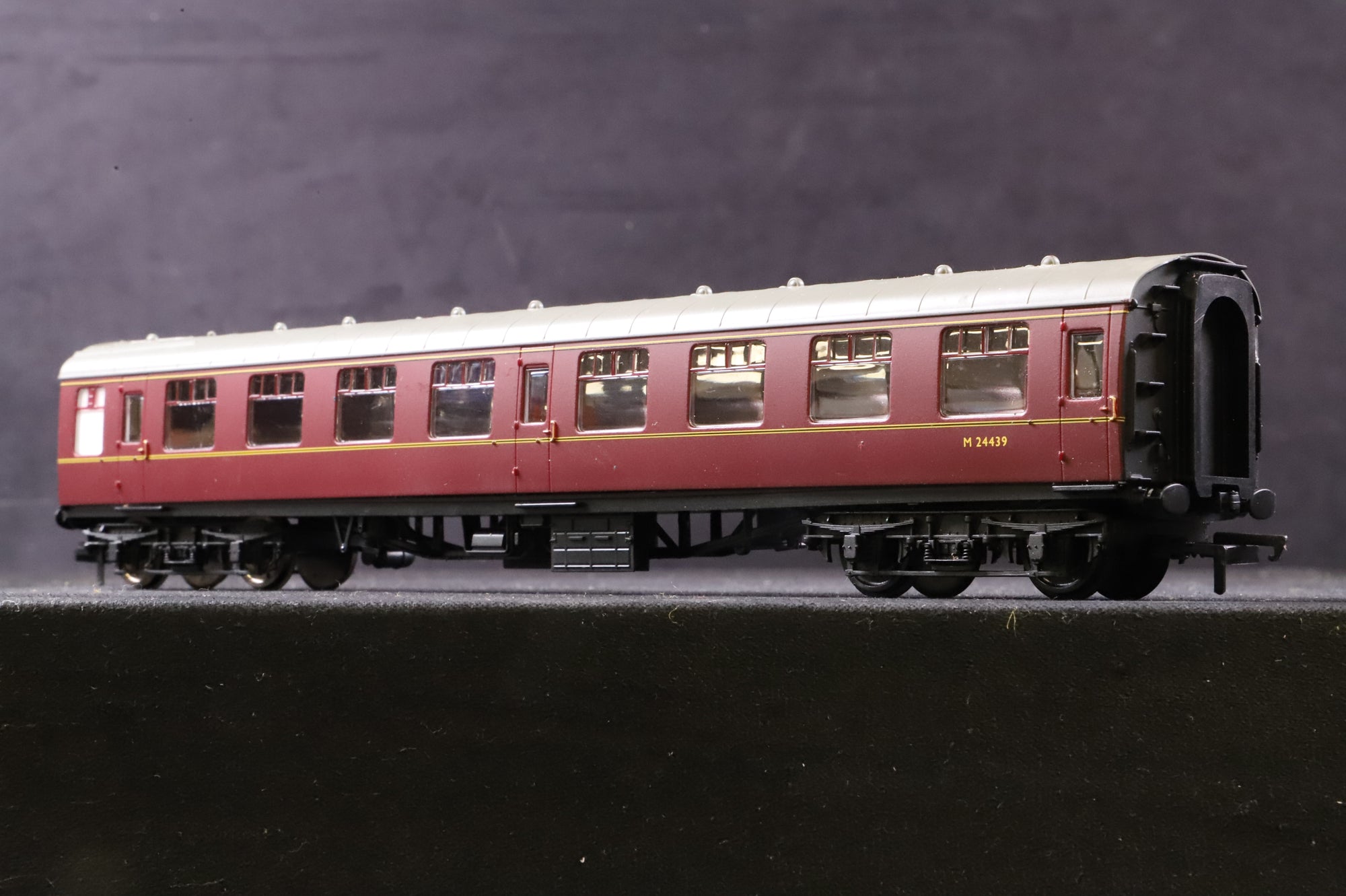 Hornby OO Rake Of 4 BR Mk1 Lined Maroon Coaches