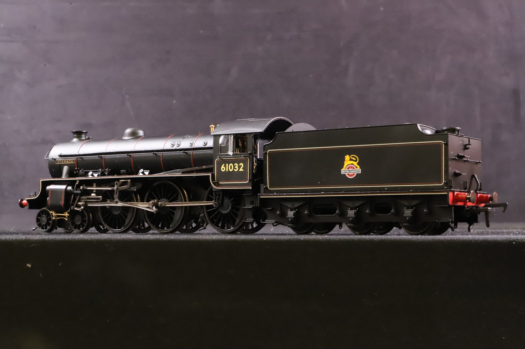 Hornby OO R3451 Class B1 61032 'Stembok' in Lined BR Black w/ Early Crests