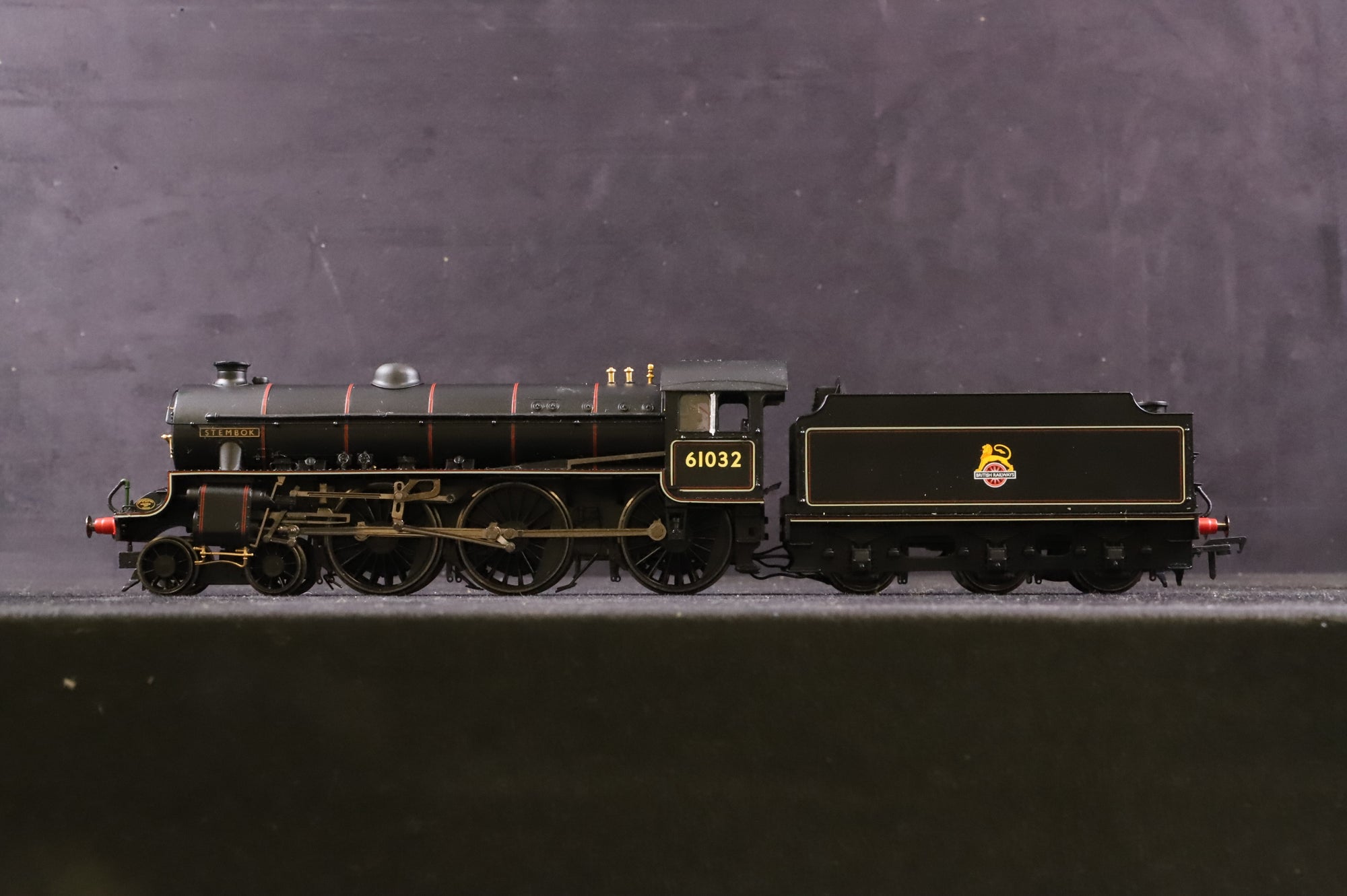 Hornby OO R3451 Class B1 61032 'Stembok' in Lined BR Black w/ Early Crests