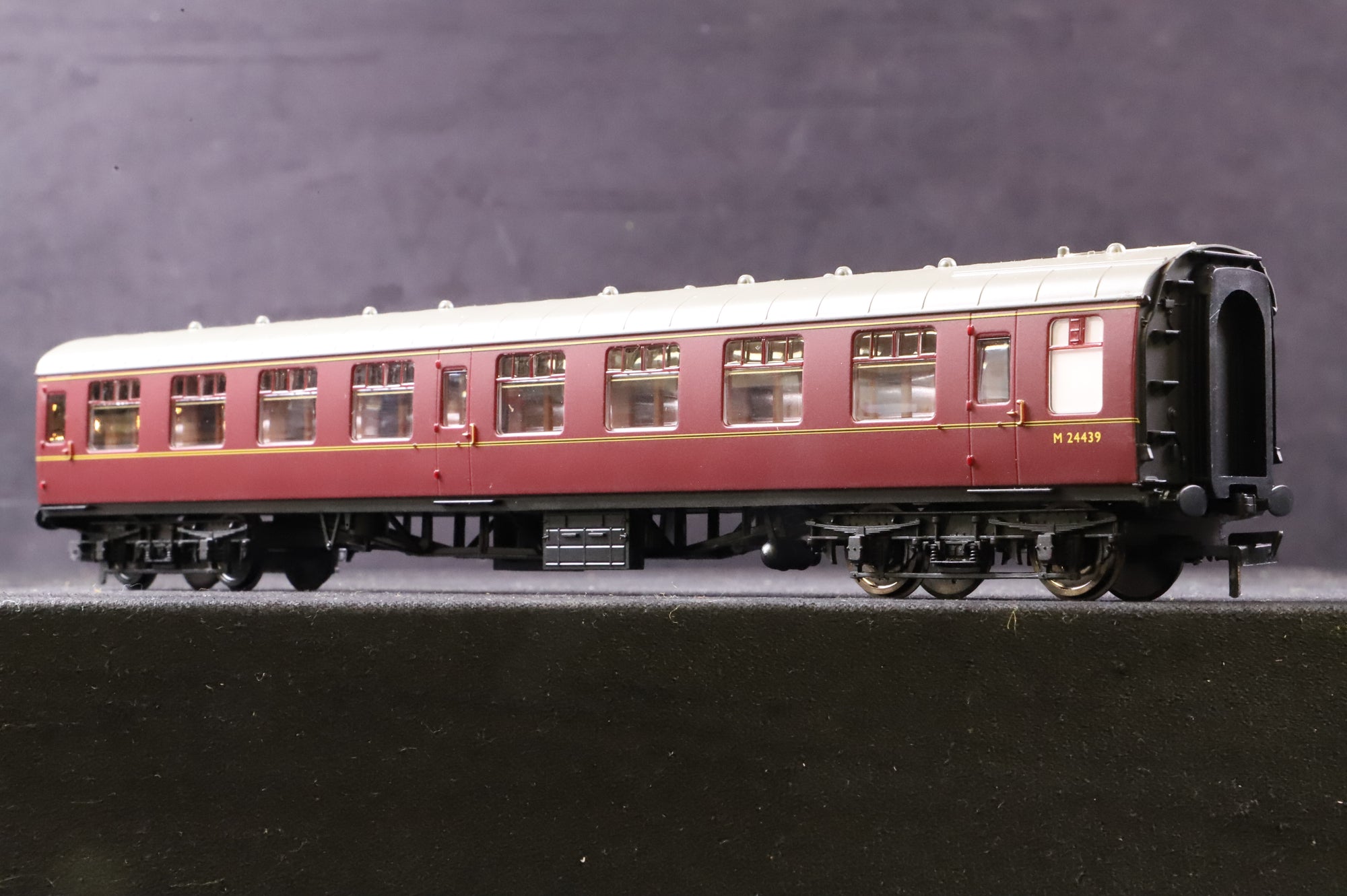 Hornby OO Rake Of 4 BR Mk1 Lined Maroon Coaches