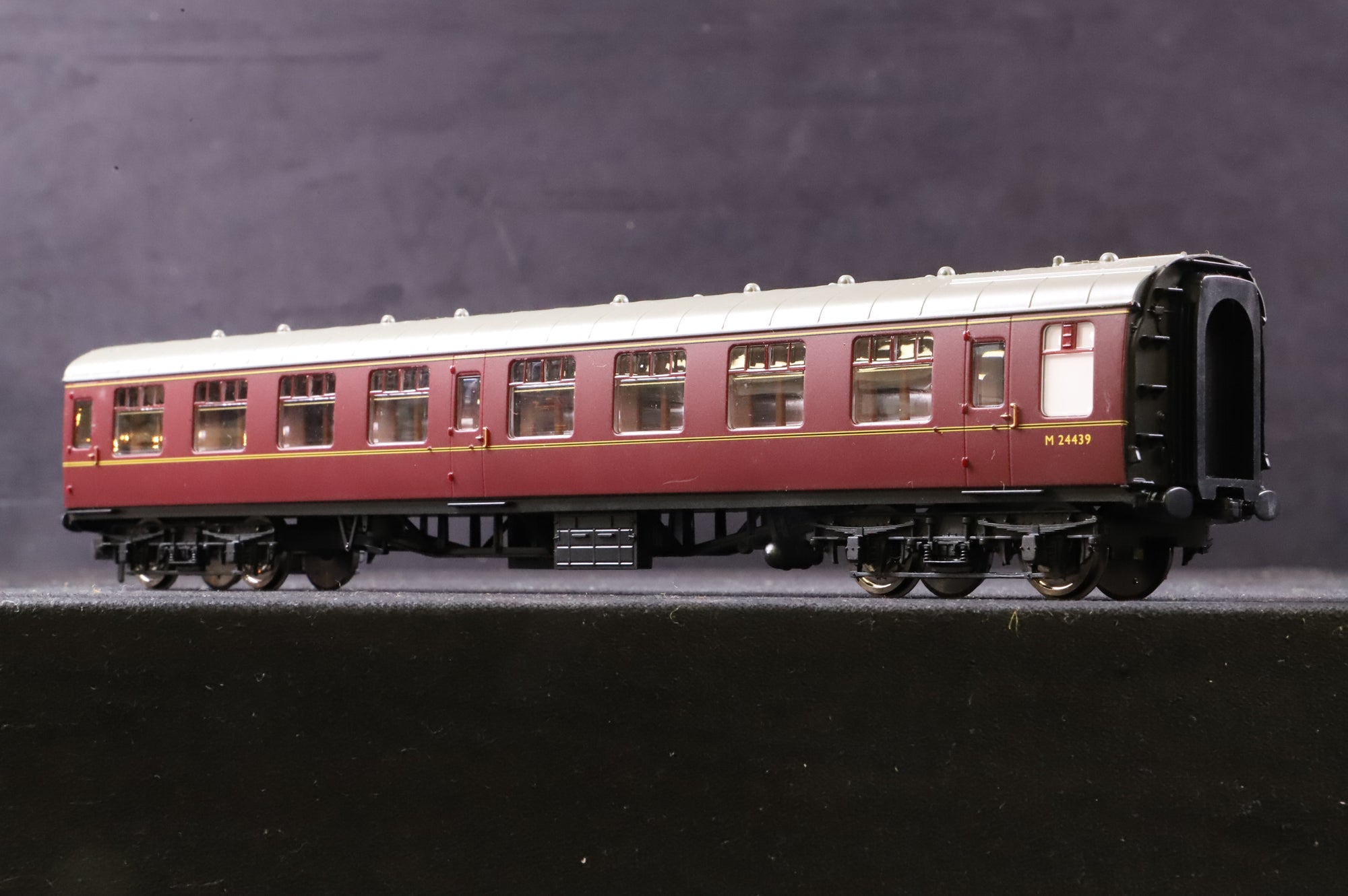 Hornby OO Rake Of 4 BR Mk1 Lined Maroon Coaches