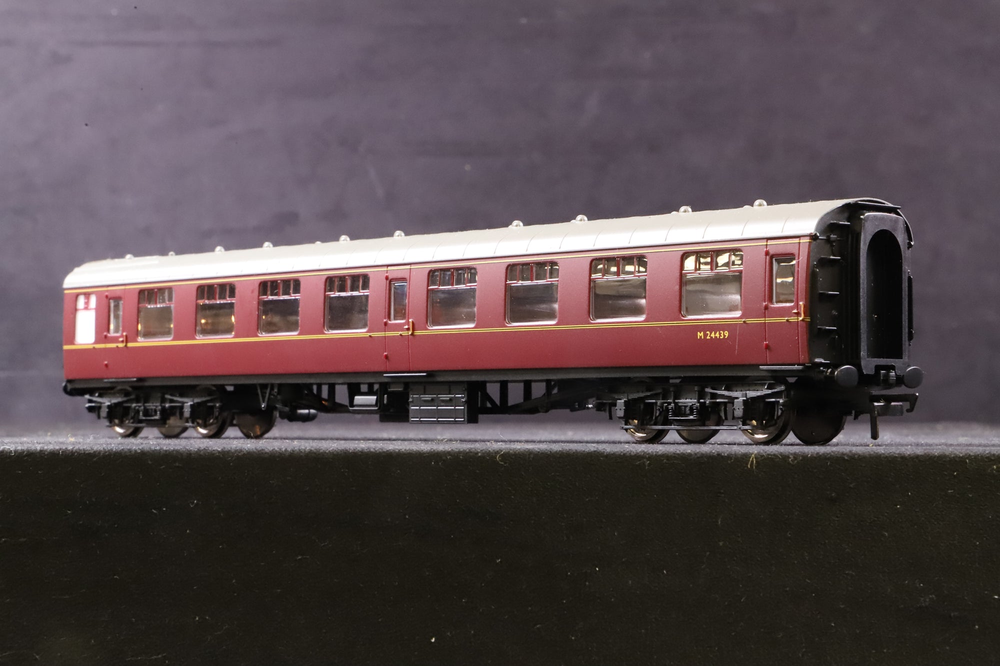 Hornby OO Rake Of 4 BR Mk1 Lined Maroon Coaches