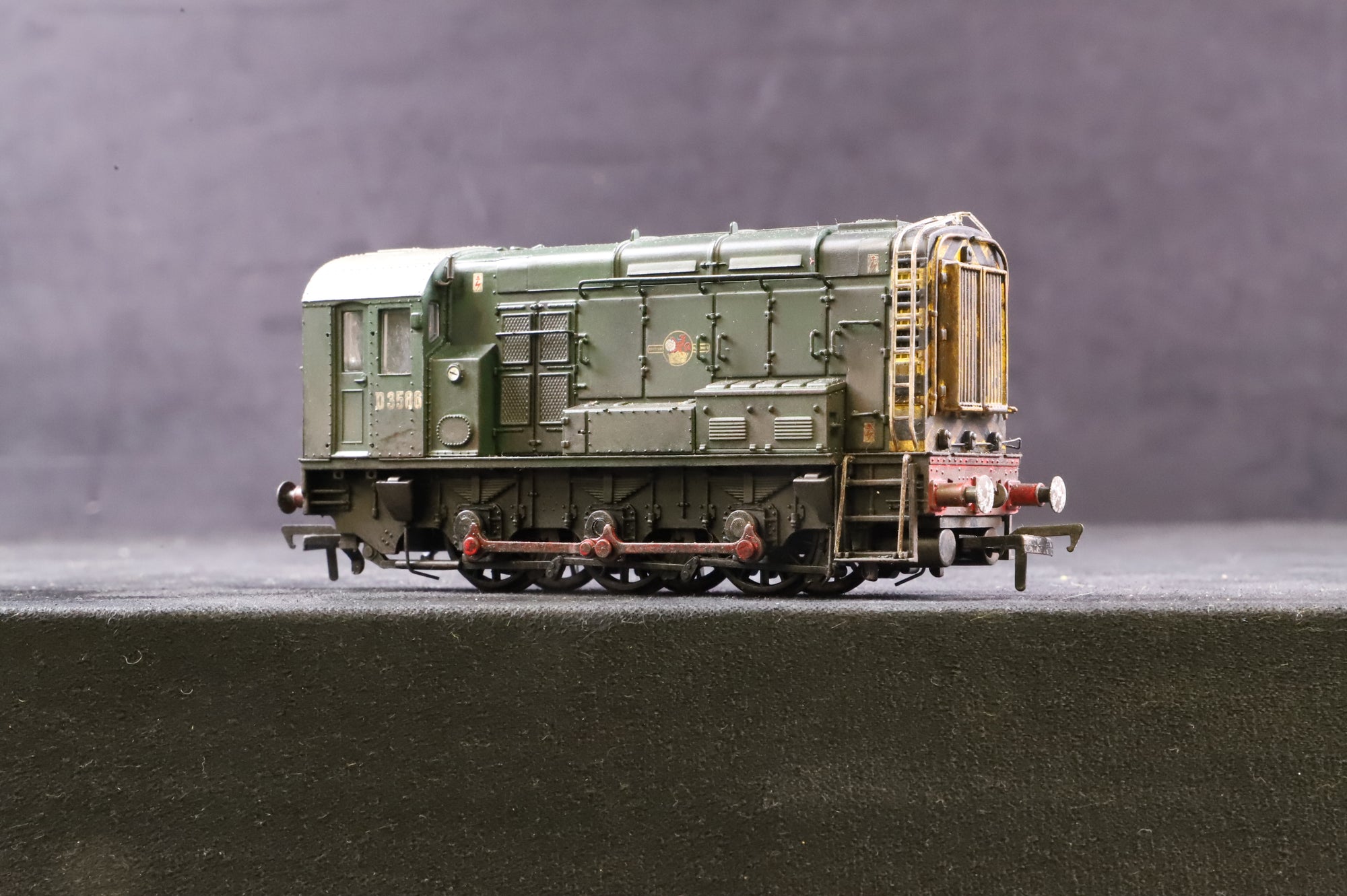 WORKSHOP Bachmann OO 32-101A Class 08 in BR Green w/ Wasp Stripes -  Weathered