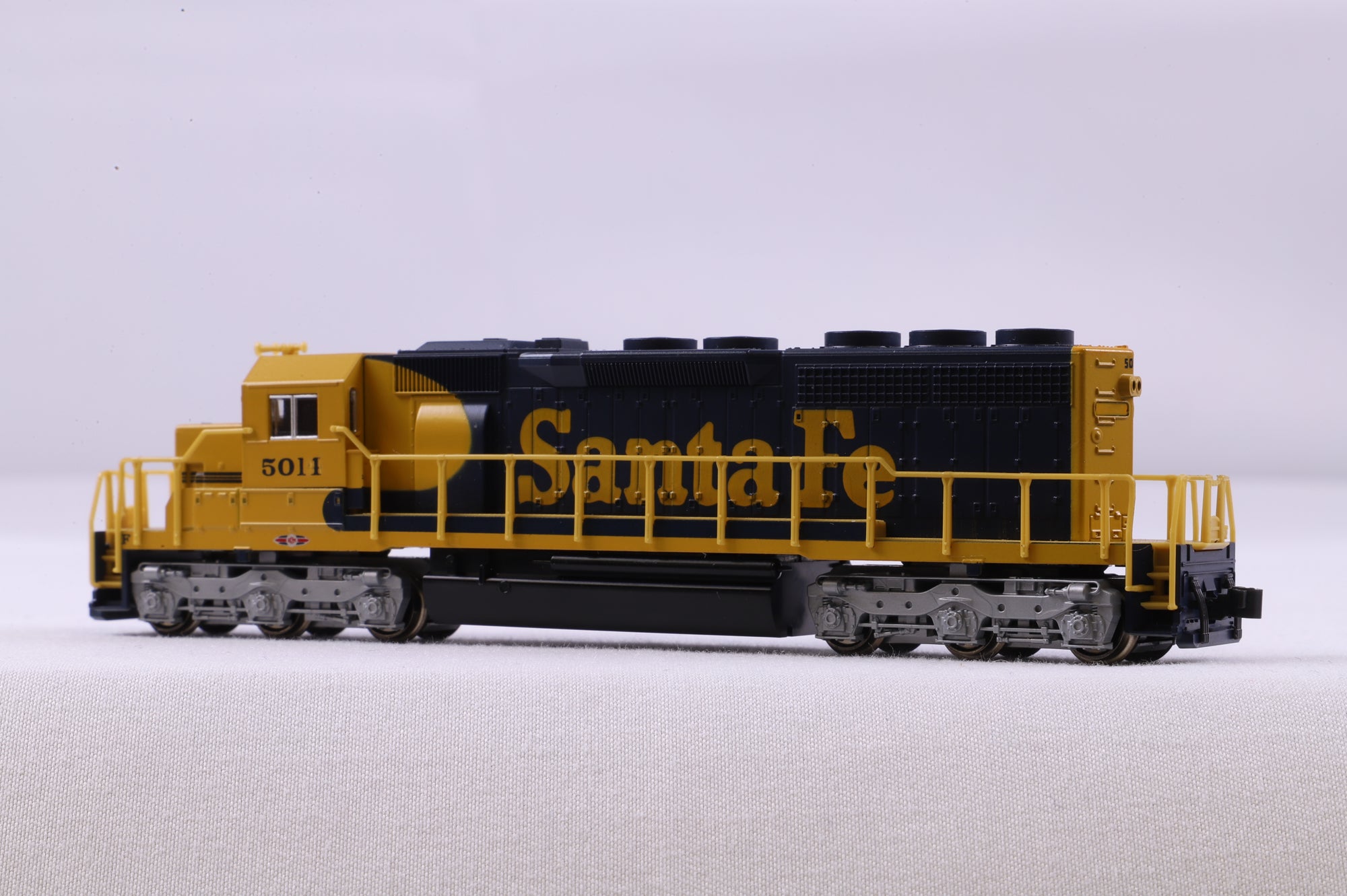 Kato N 176-2006 SD40 ATSF '5011' Diesel Locomotive Renumbered