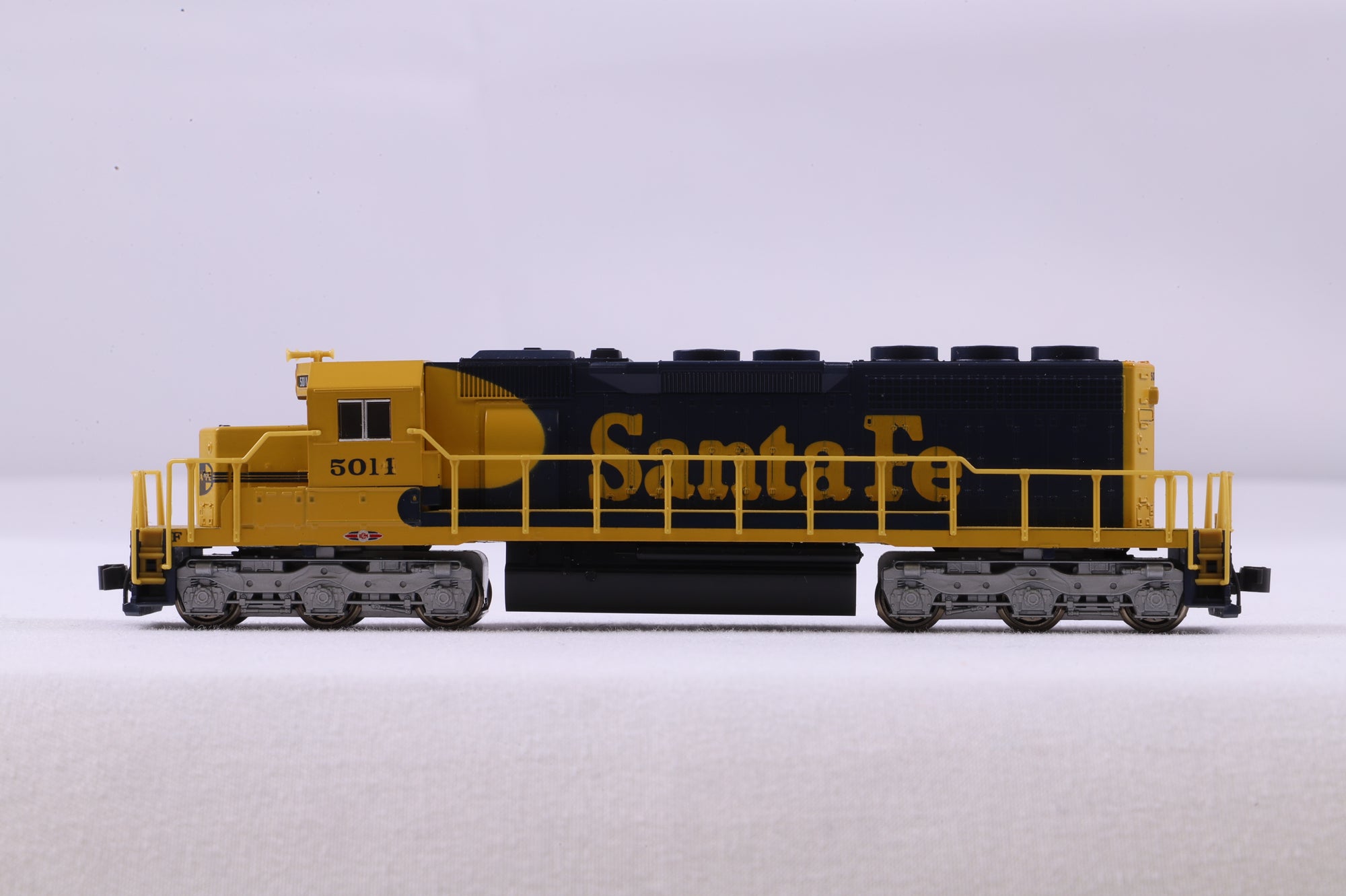 Kato N 176-2006 SD40 ATSF '5011' Diesel Locomotive Renumbered