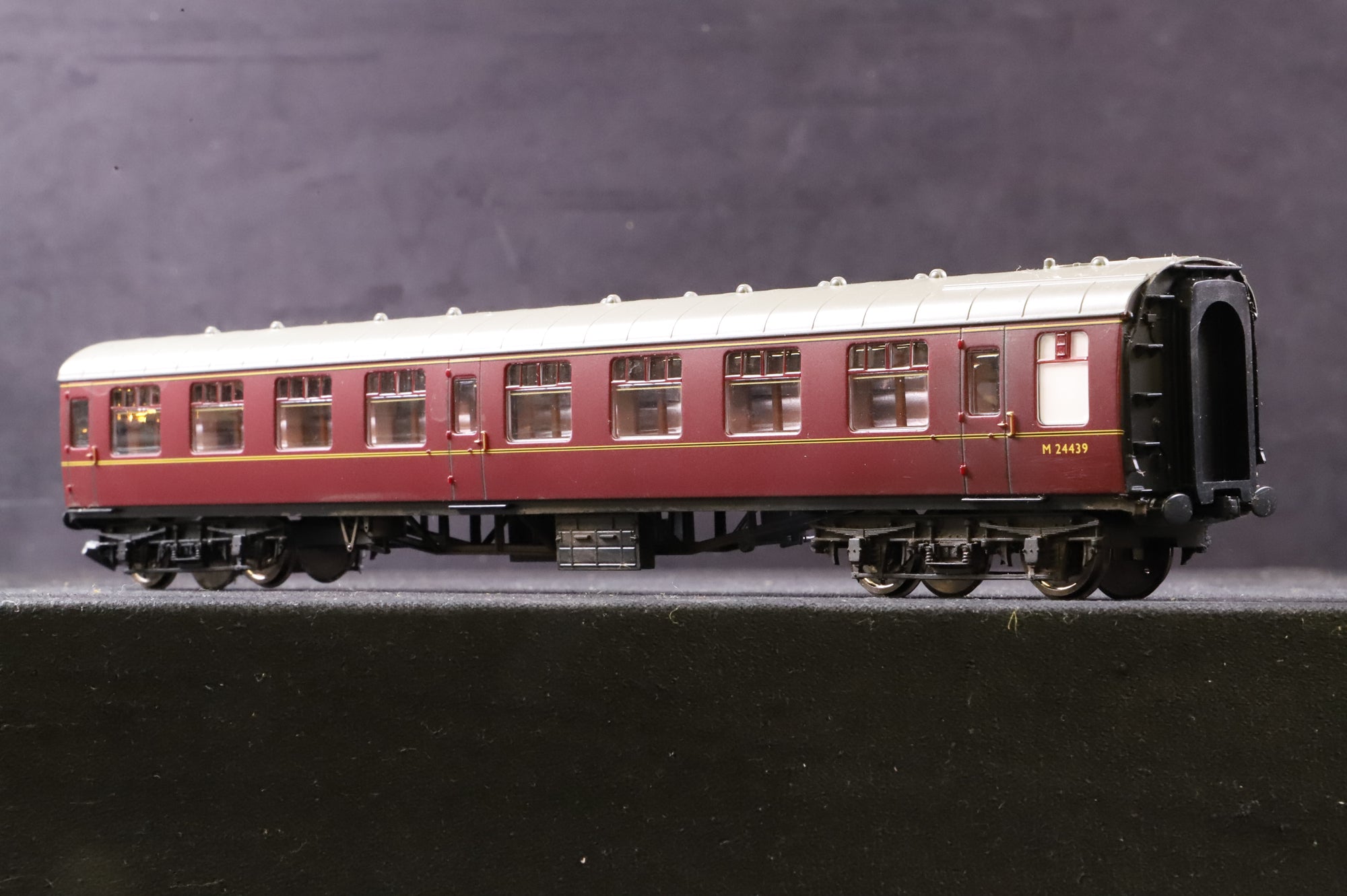 Hornby OO Rake Of 4 BR Mk1 Lined Maroon Coaches