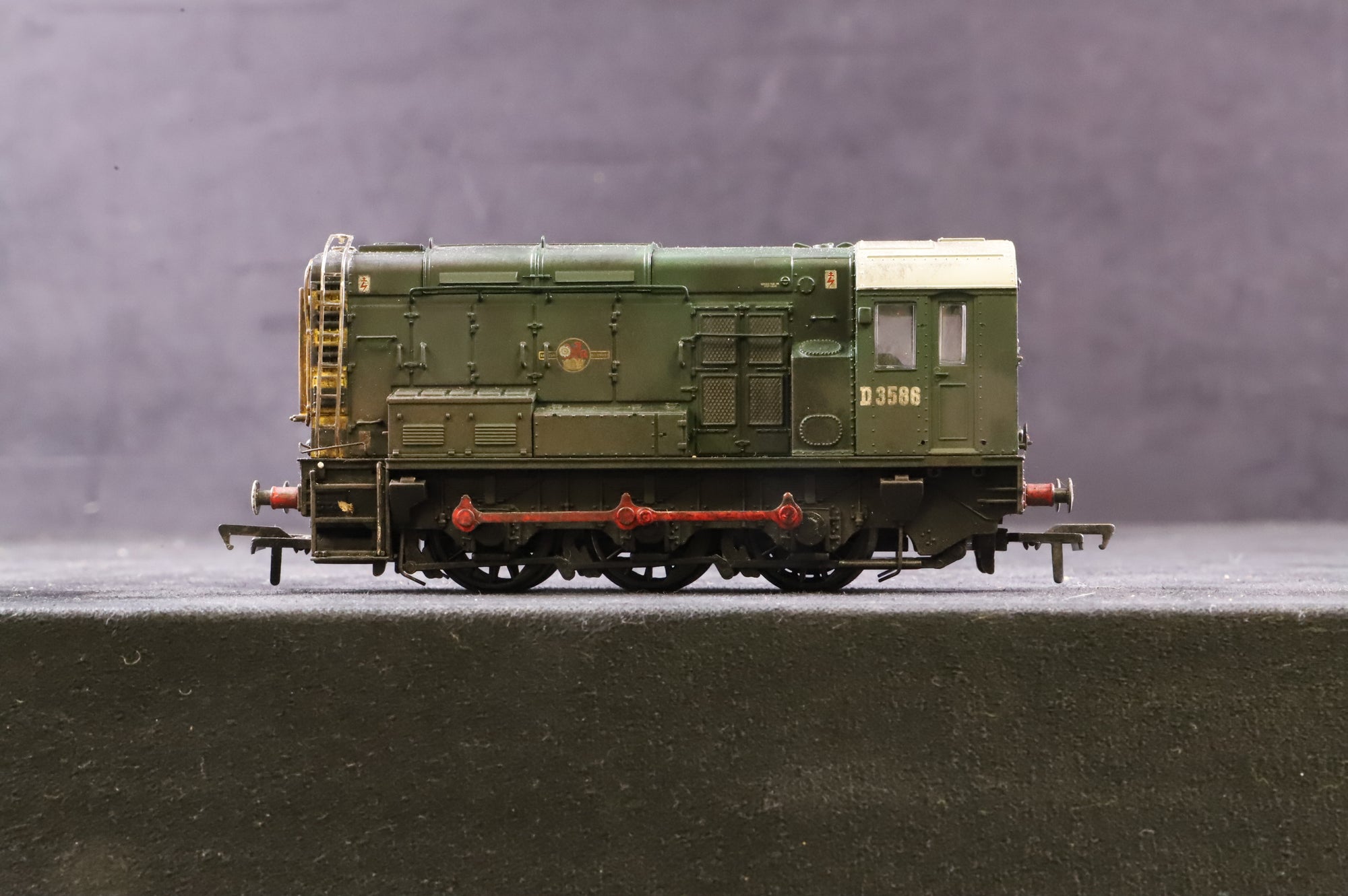 WORKSHOP Bachmann OO 32-101A Class 08 in BR Green w/ Wasp Stripes -  Weathered