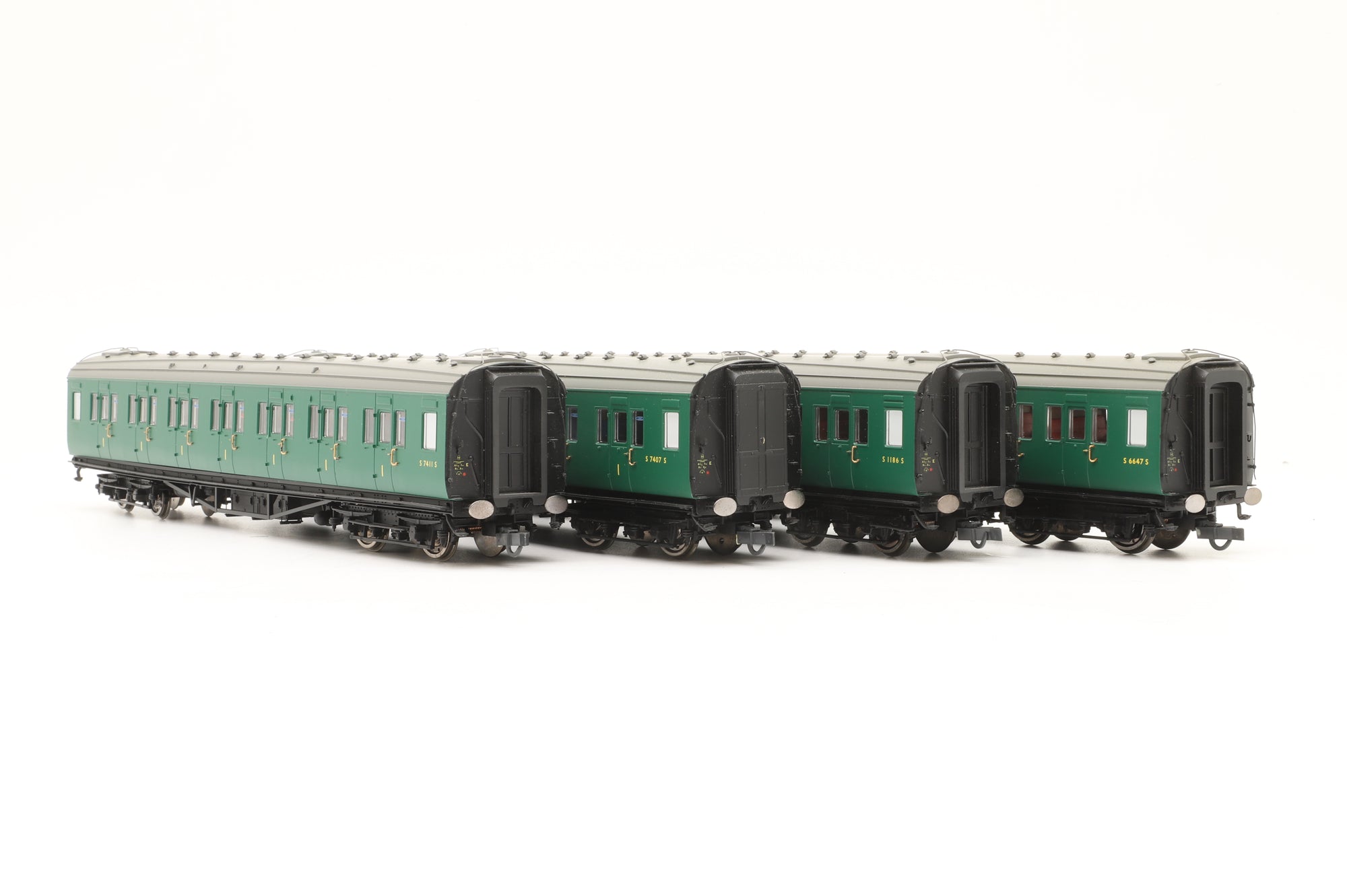 Hornby OO Rake of 4 Southern Green Coaches, DCC Controlled Lights