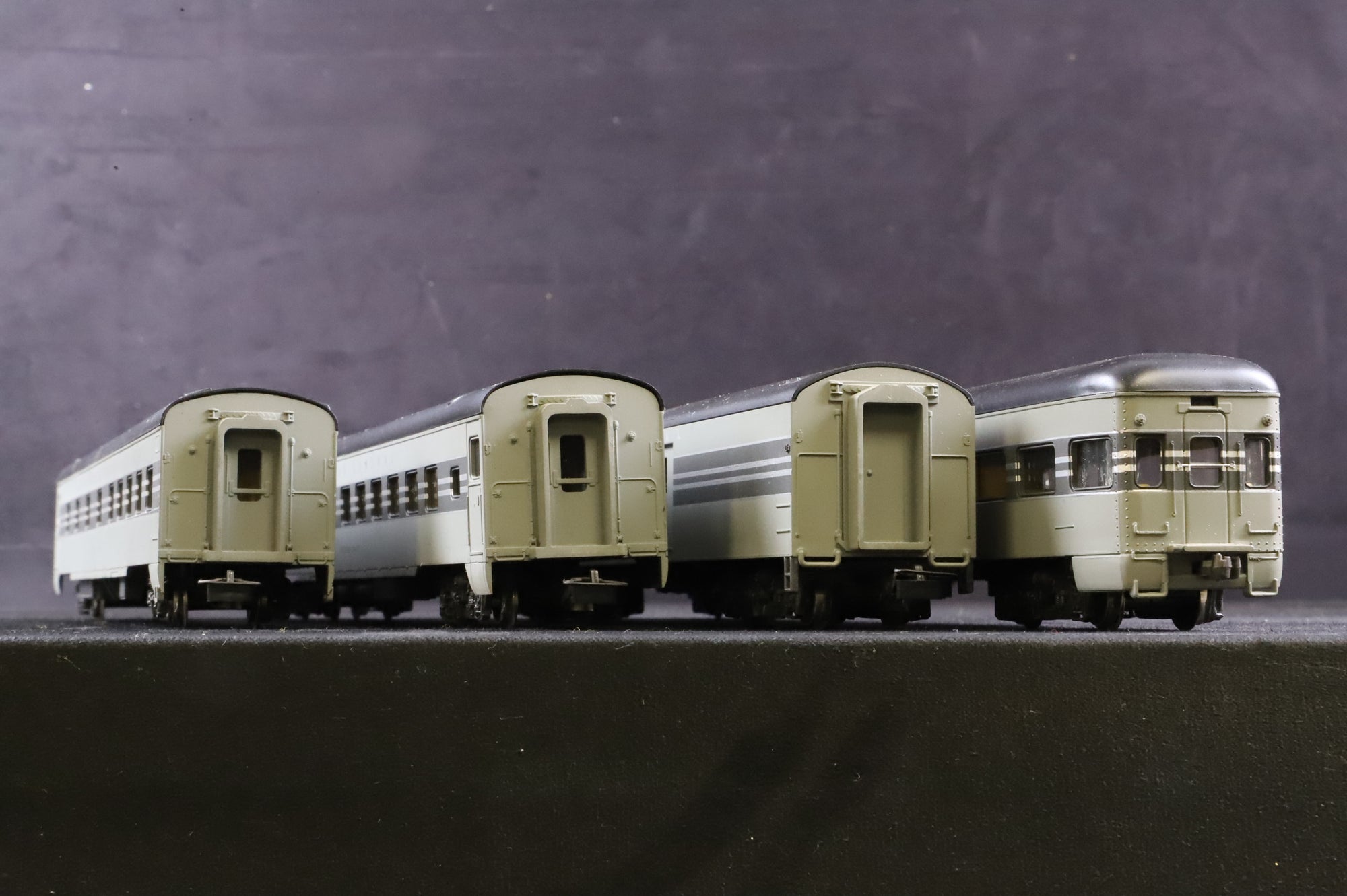 Rivarossi HO Rake Of 4 New York Central Coaches Inc. 2709x2, 2712 & 2707