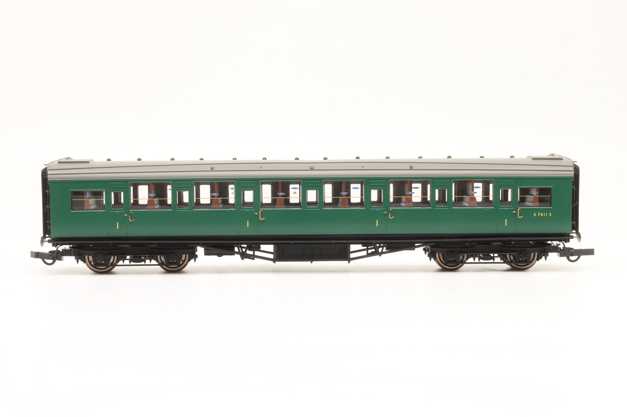 Hornby OO Rake of 4 Southern Green Coaches, DCC Controlled Lights