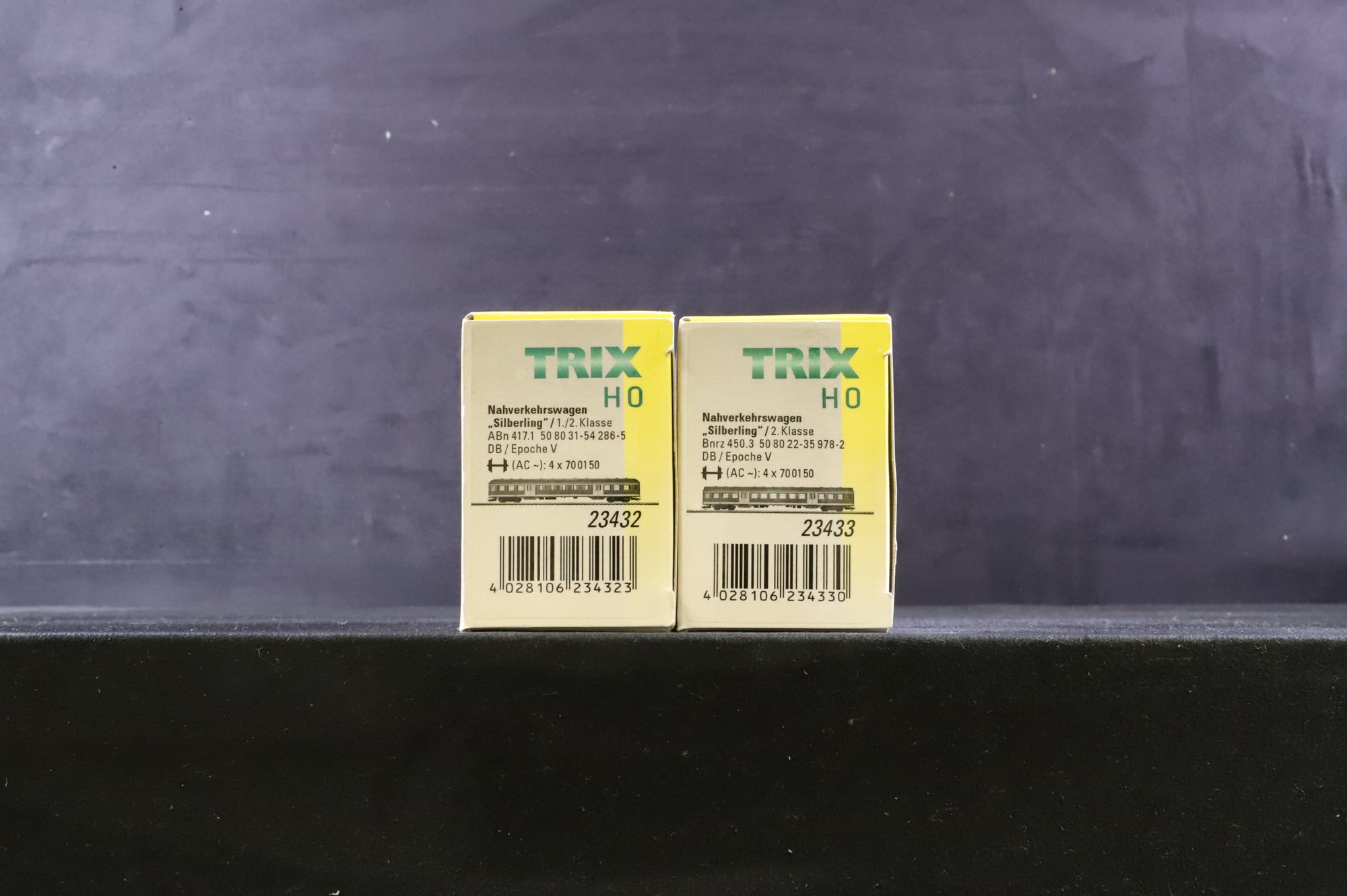 Trix HO 23432/3 Set of Bnrz 450.3/ABn 417.1 Coaches in DB Red