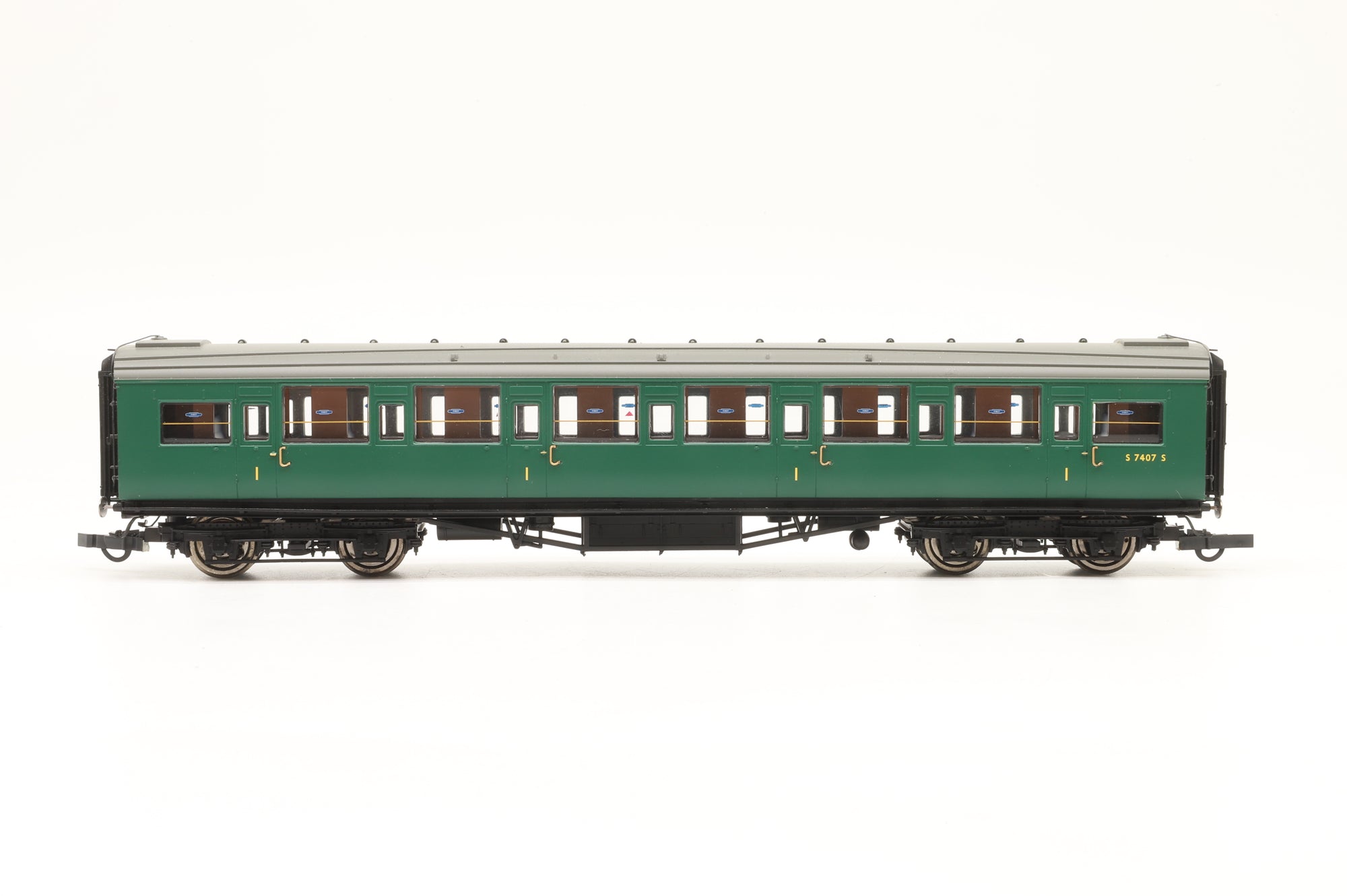 Hornby OO Rake of 4 Southern Green Coaches, DCC Controlled Lights