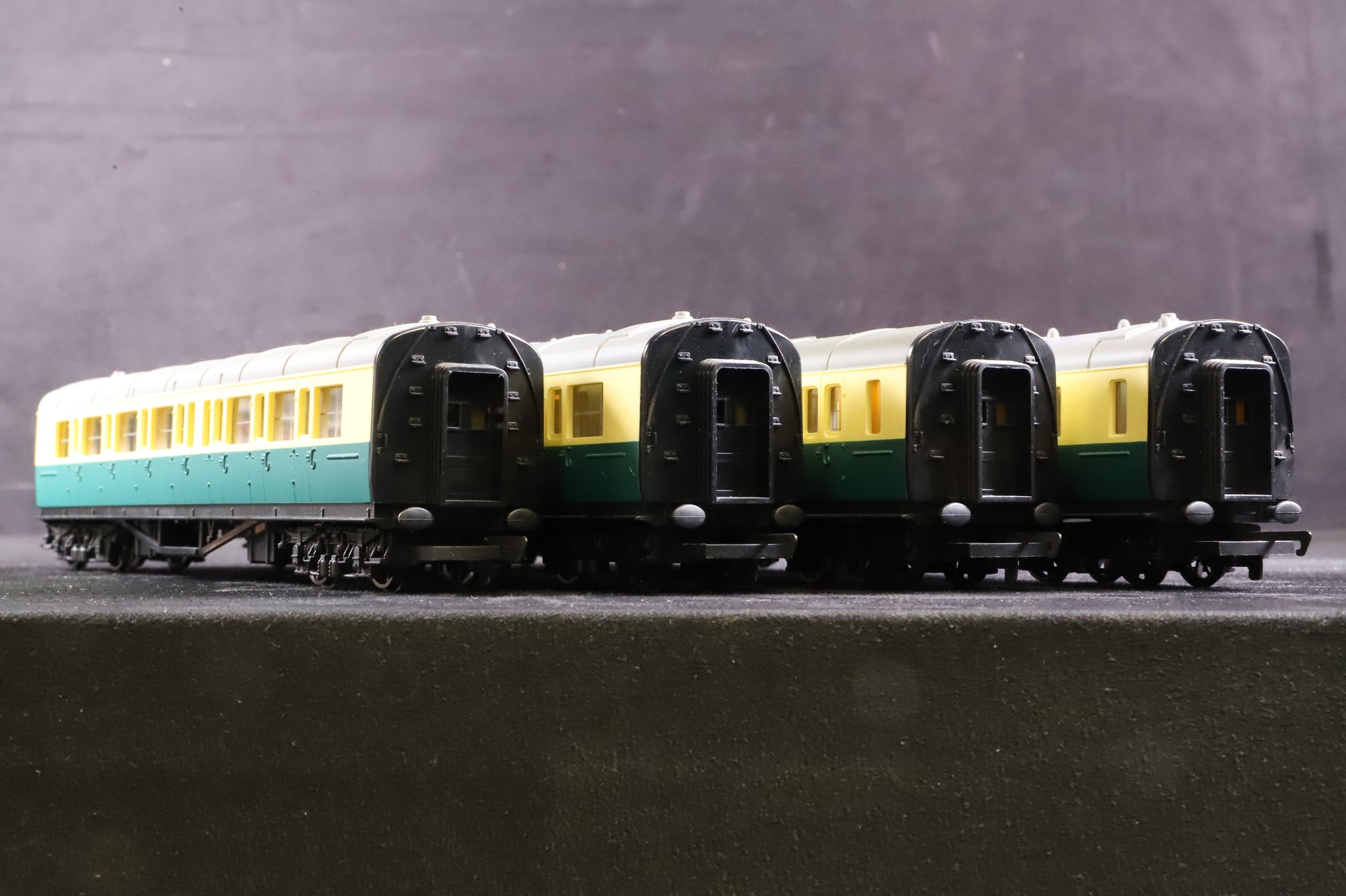 Hornby OO R120/ R121 Thomas & Friends Rake Of 4 Gordons Coaches
