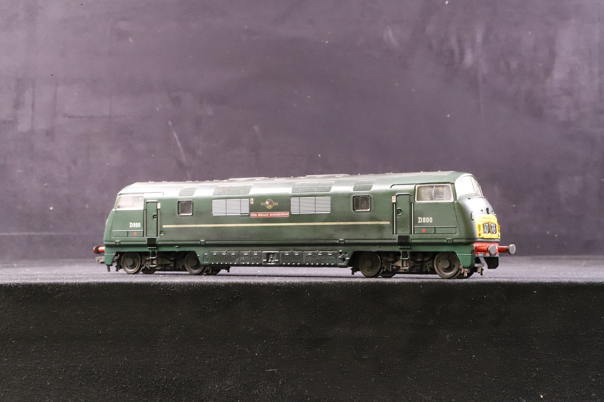 Bachmann OO 32-060 Class 42 Warship D801 'Vanguard' in MR Maroon - Weathered