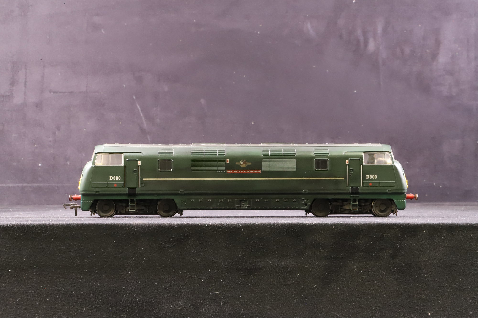 Bachmann OO 32-060 Class 42 Warship D801 'Vanguard' in MR Maroon - Weathered