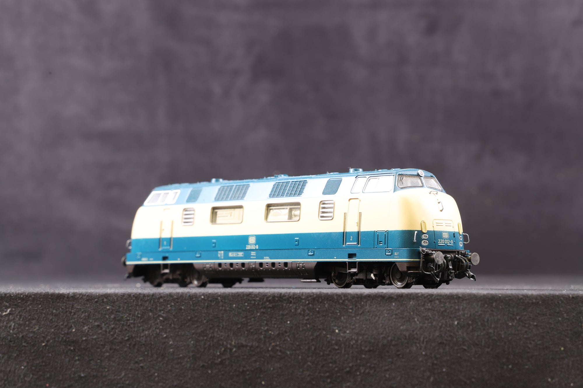 Roco HO 43524 Class BR 220 023-6 of the DB