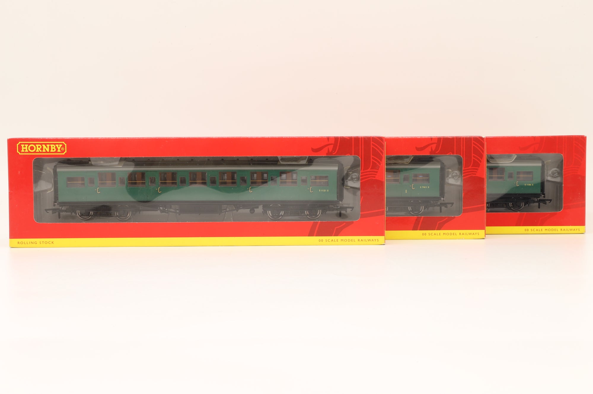 Hornby OO Rake of 3 Maunsell Coaches in BR(S) Green