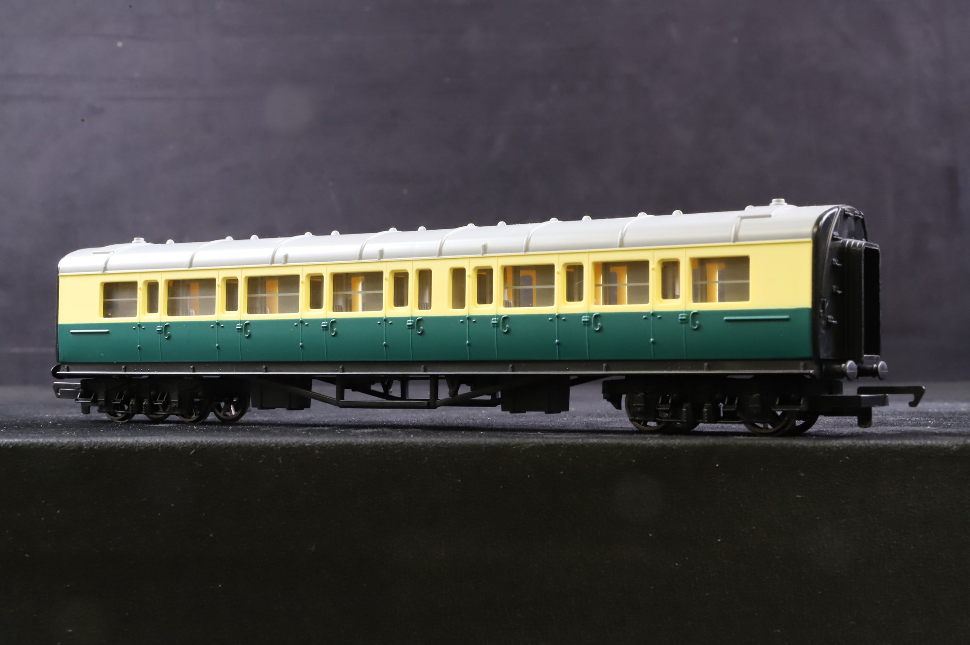 Hornby OO R120/ R121 Thomas & Friends Rake Of 4 Gordons Coaches