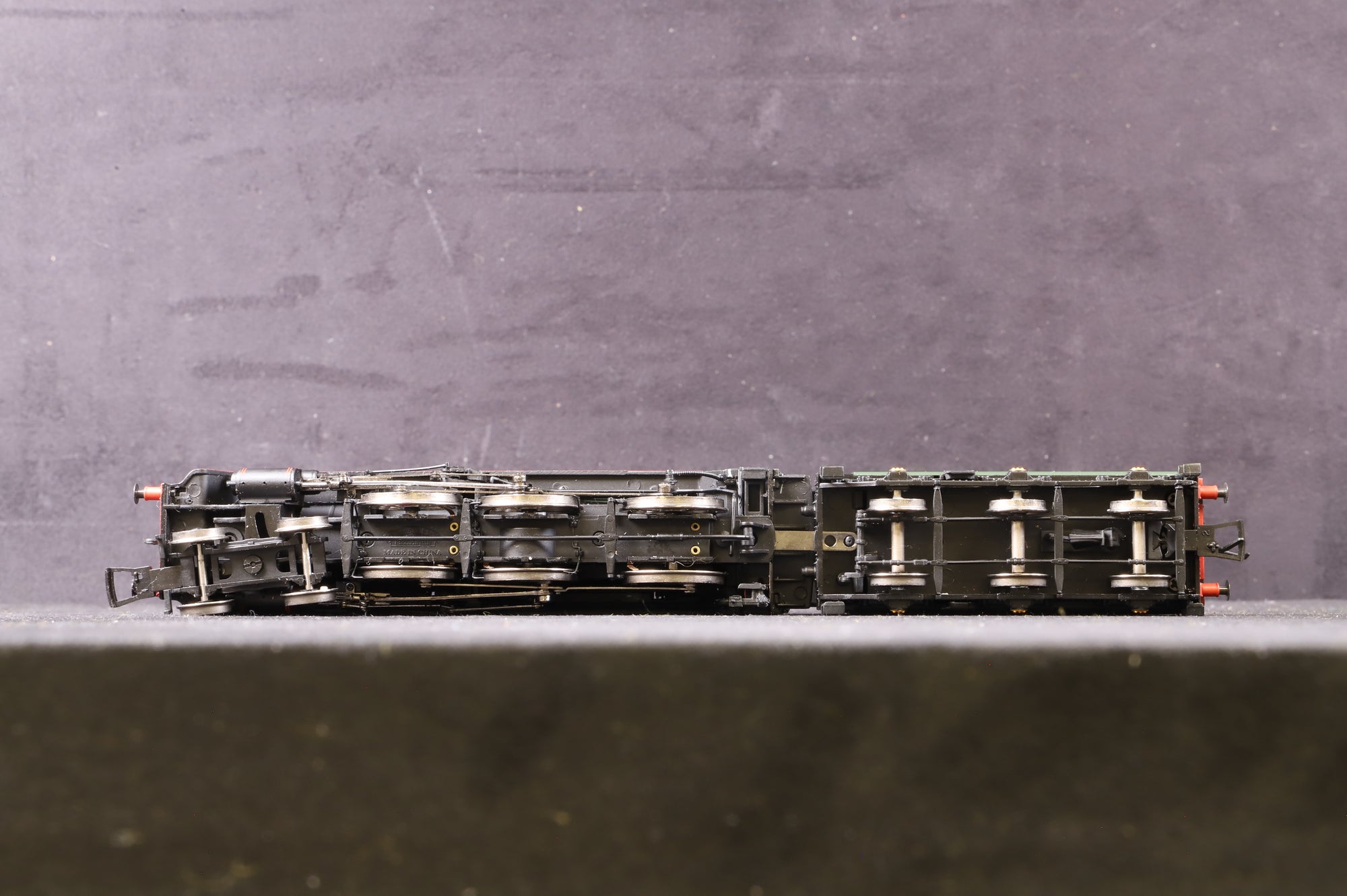 Bachmann OO 32-500 Standard Class 5MT '73068' BR Green L/Crest BR 1C Tender