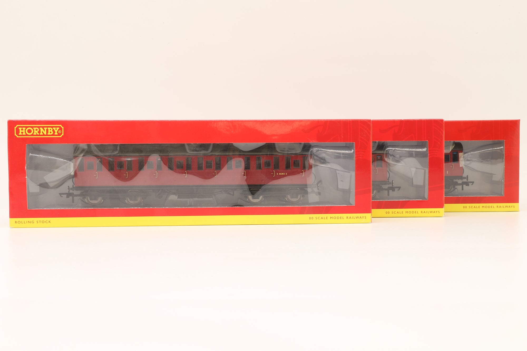 Hornby OO Rake of 3 Gresley Suburbans in BR(E) Crimson