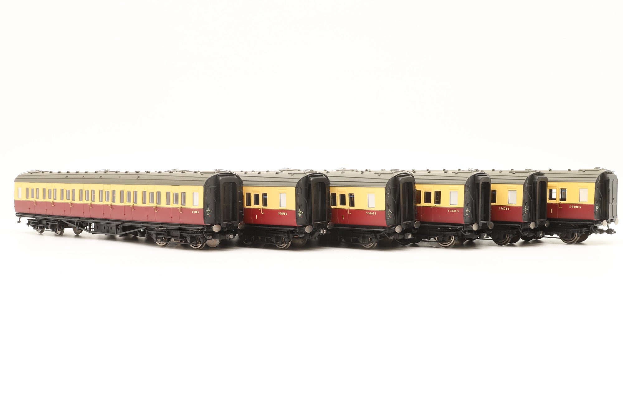 Hornby OO Rake of 6 Southern Crimson & Cream Maunsell Coaches, DCC Controlled Lighting
