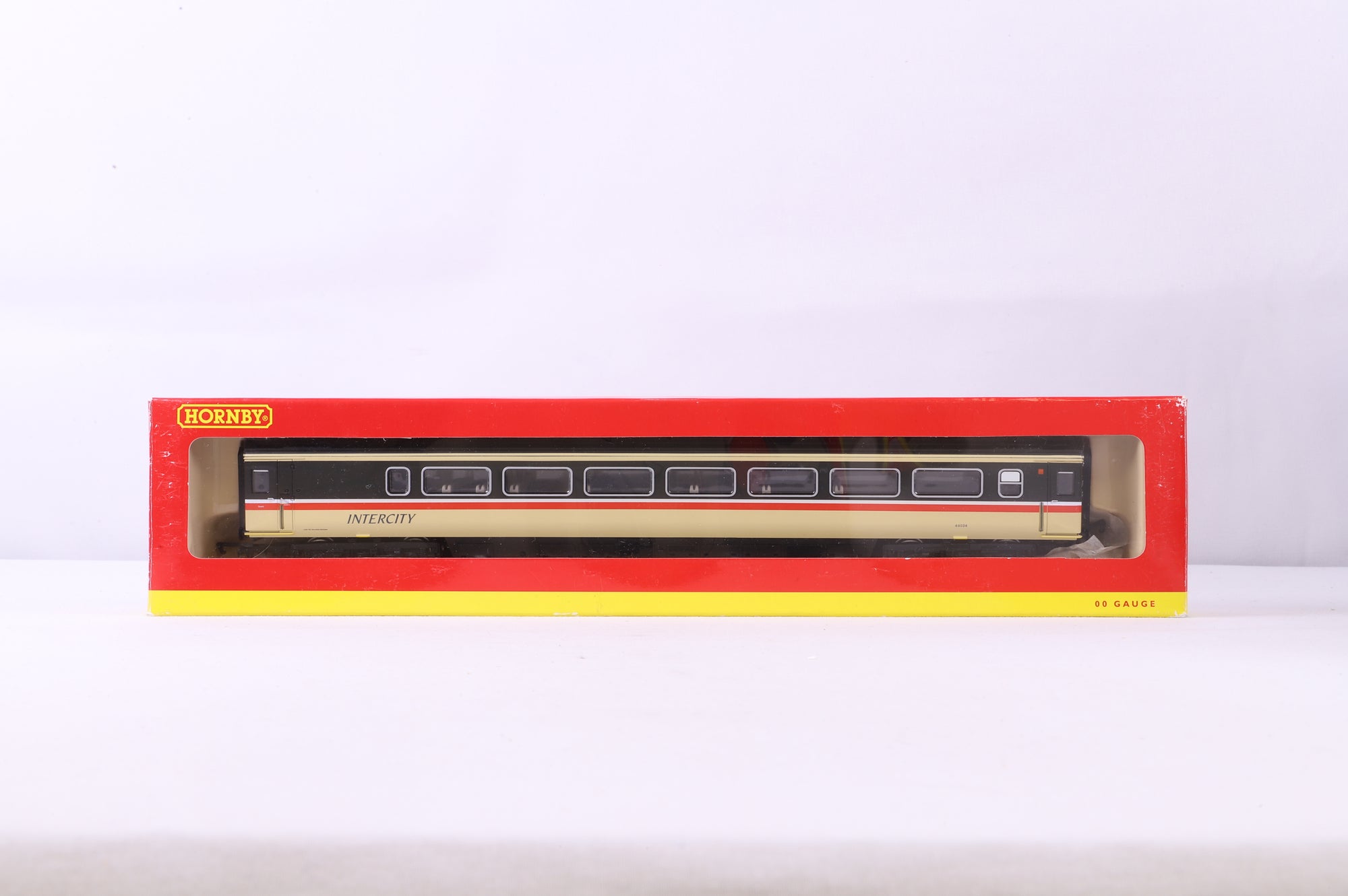 Hornby OO R2702 Class 43 HST Set w/ 4x Mk3s in BR Intercity Executive/Swallow Livery