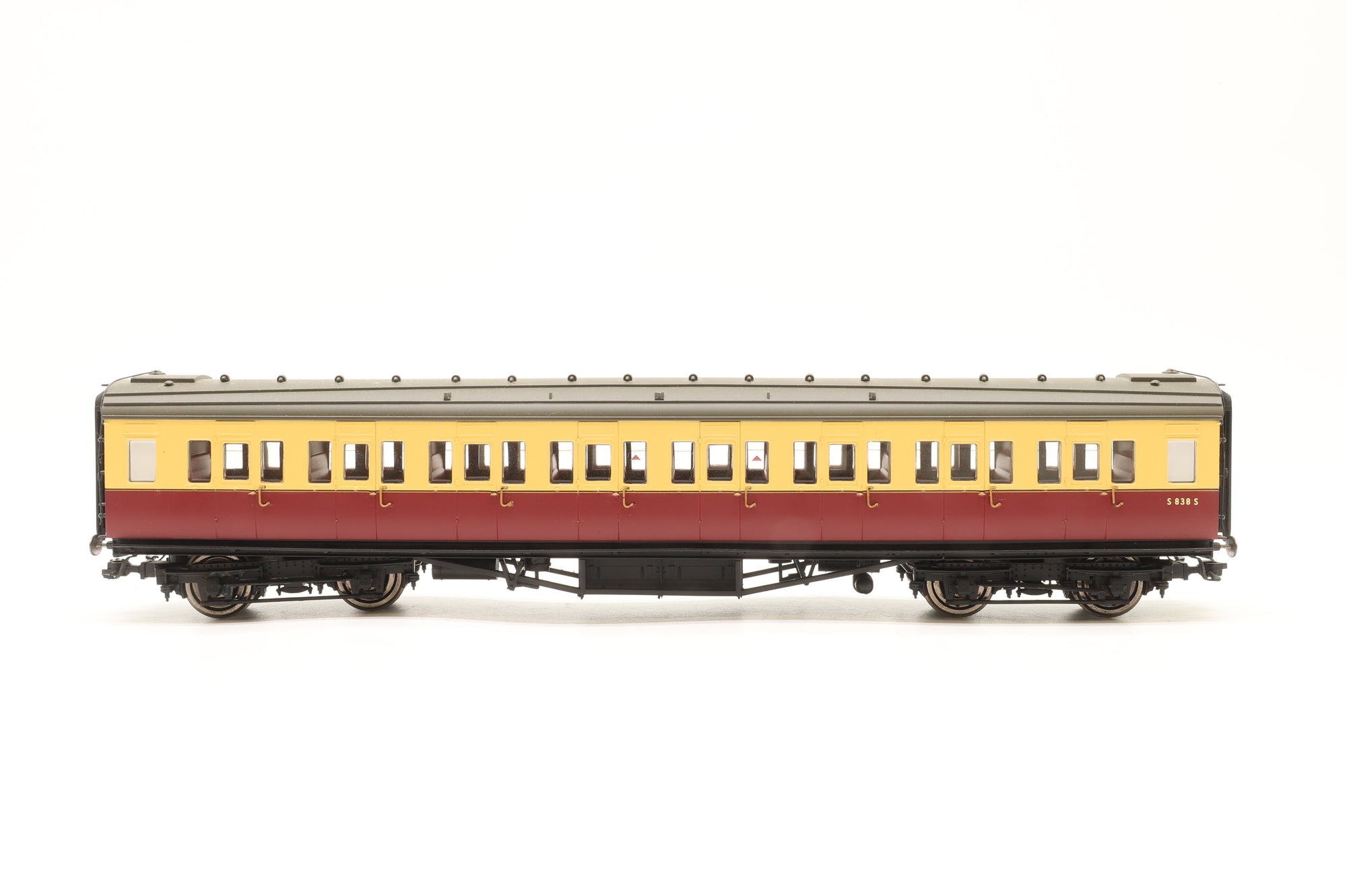 Hornby OO Rake of 6 Southern Crimson & Cream Maunsell Coaches, DCC Controlled Lighting