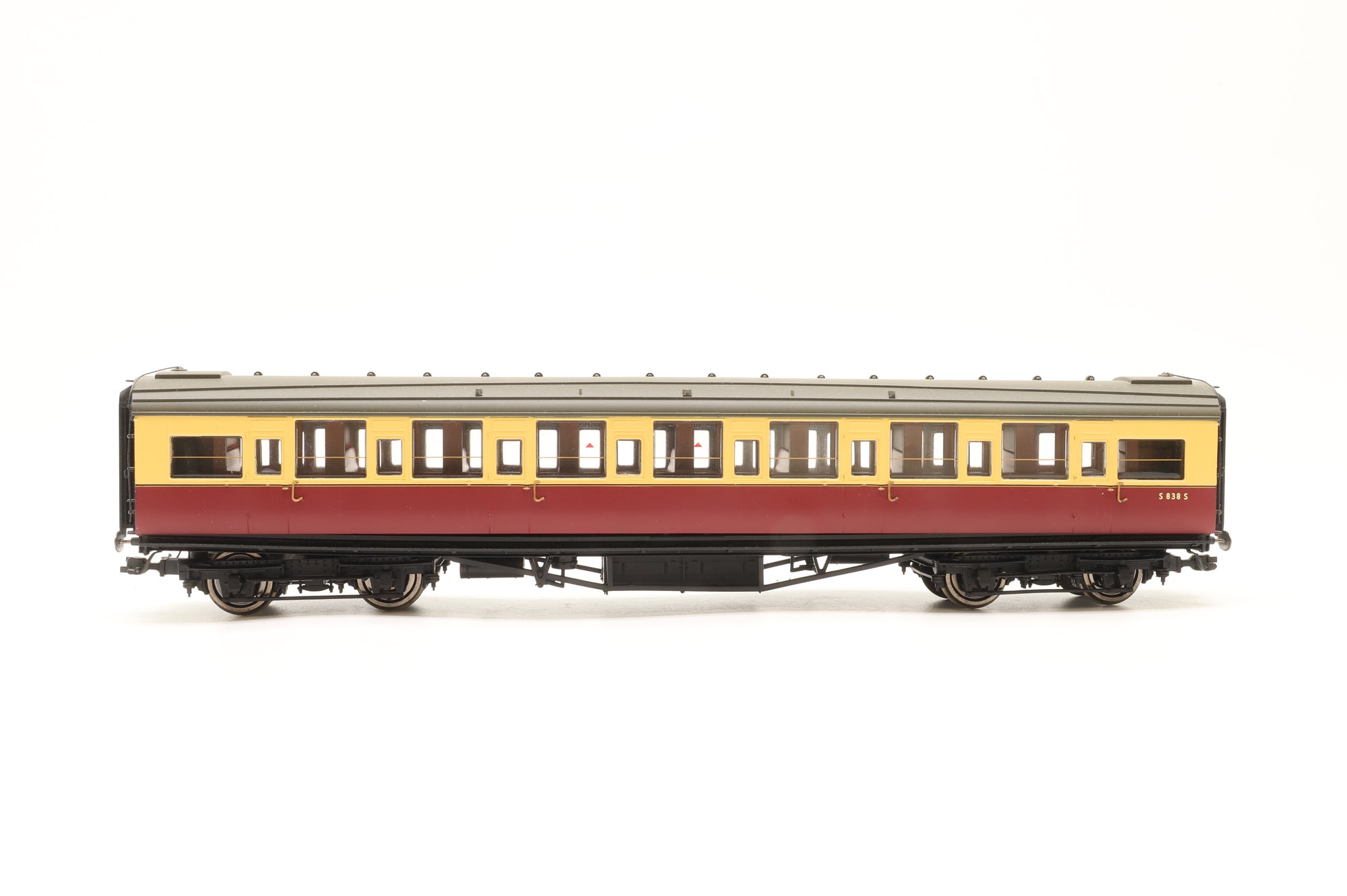 Hornby OO Rake of 6 Southern Crimson & Cream Maunsell Coaches, DCC Controlled Lighting