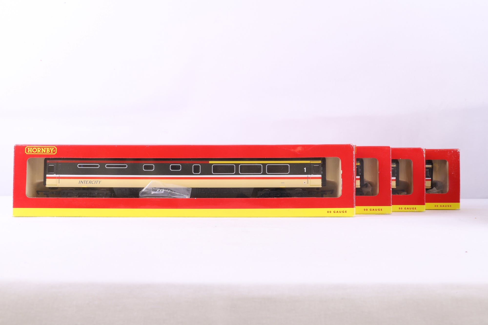 Hornby OO R2702 Class 43 HST Set w/ 4x Mk3s in BR Intercity Executive/Swallow Livery