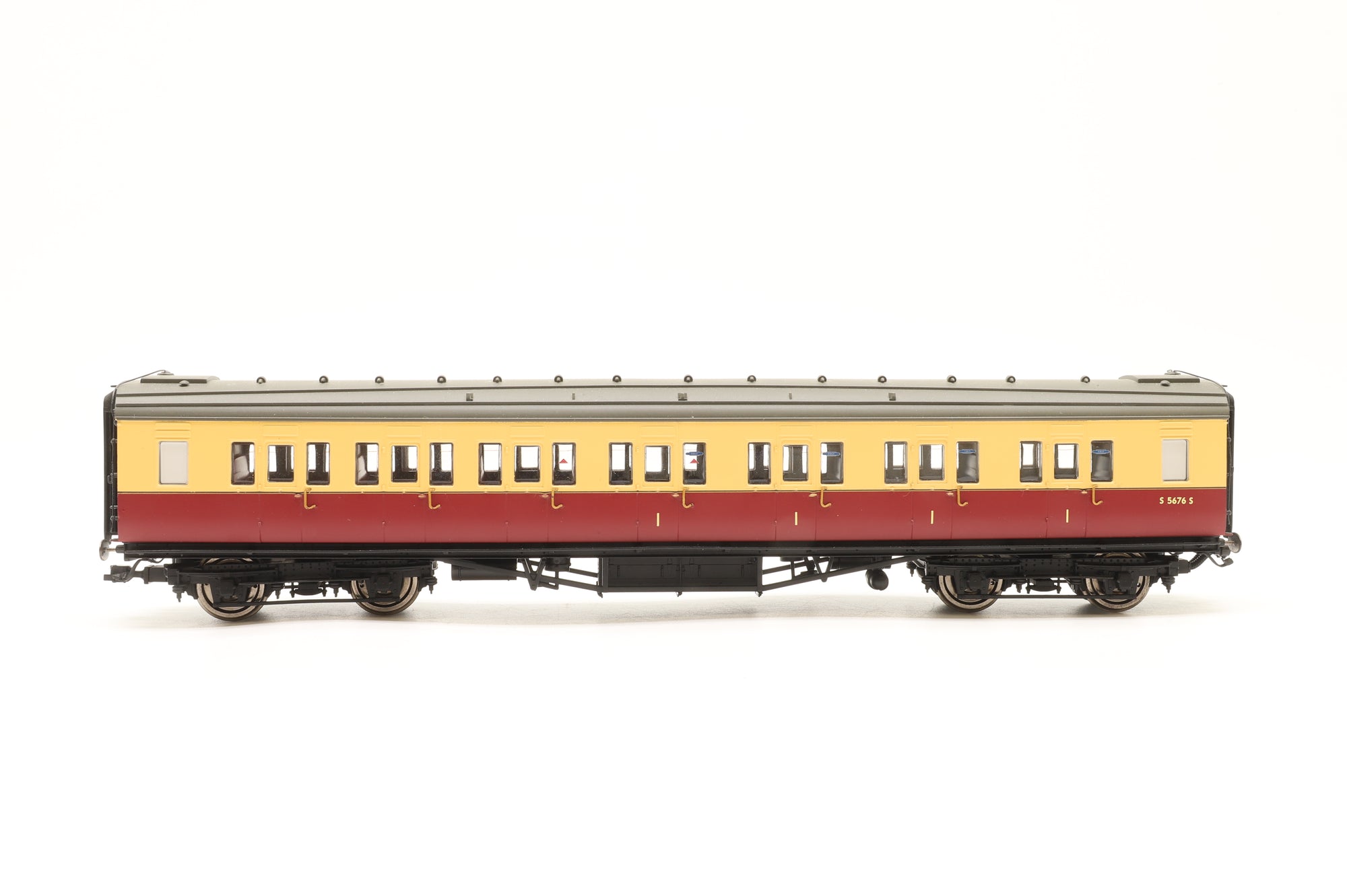 Hornby OO Rake of 6 Southern Crimson & Cream Maunsell Coaches, DCC Controlled Lighting