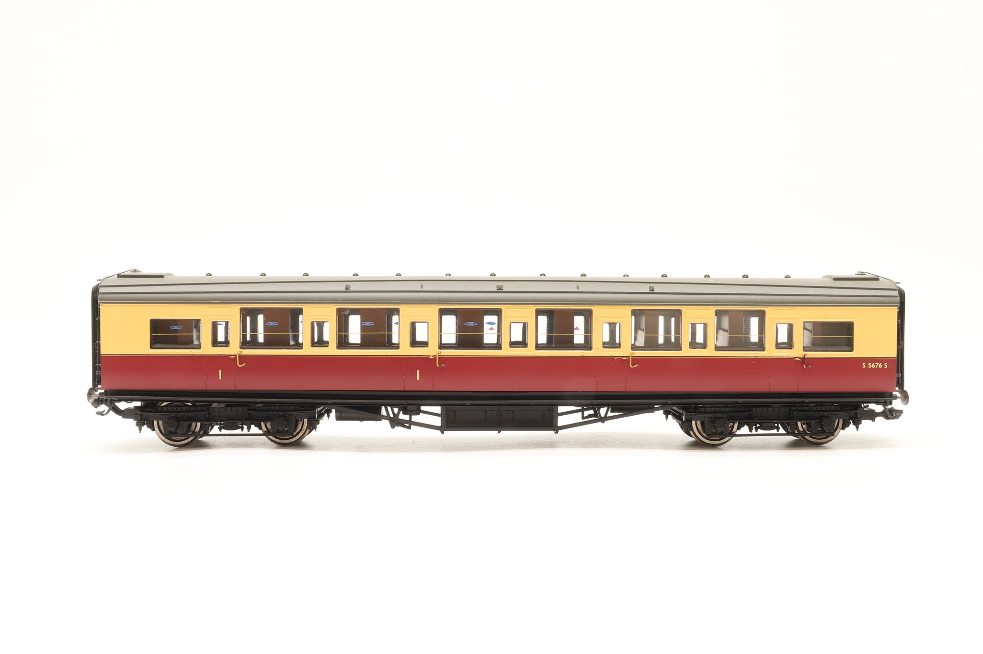 Hornby OO Rake of 6 Southern Crimson & Cream Maunsell Coaches, DCC Controlled Lighting