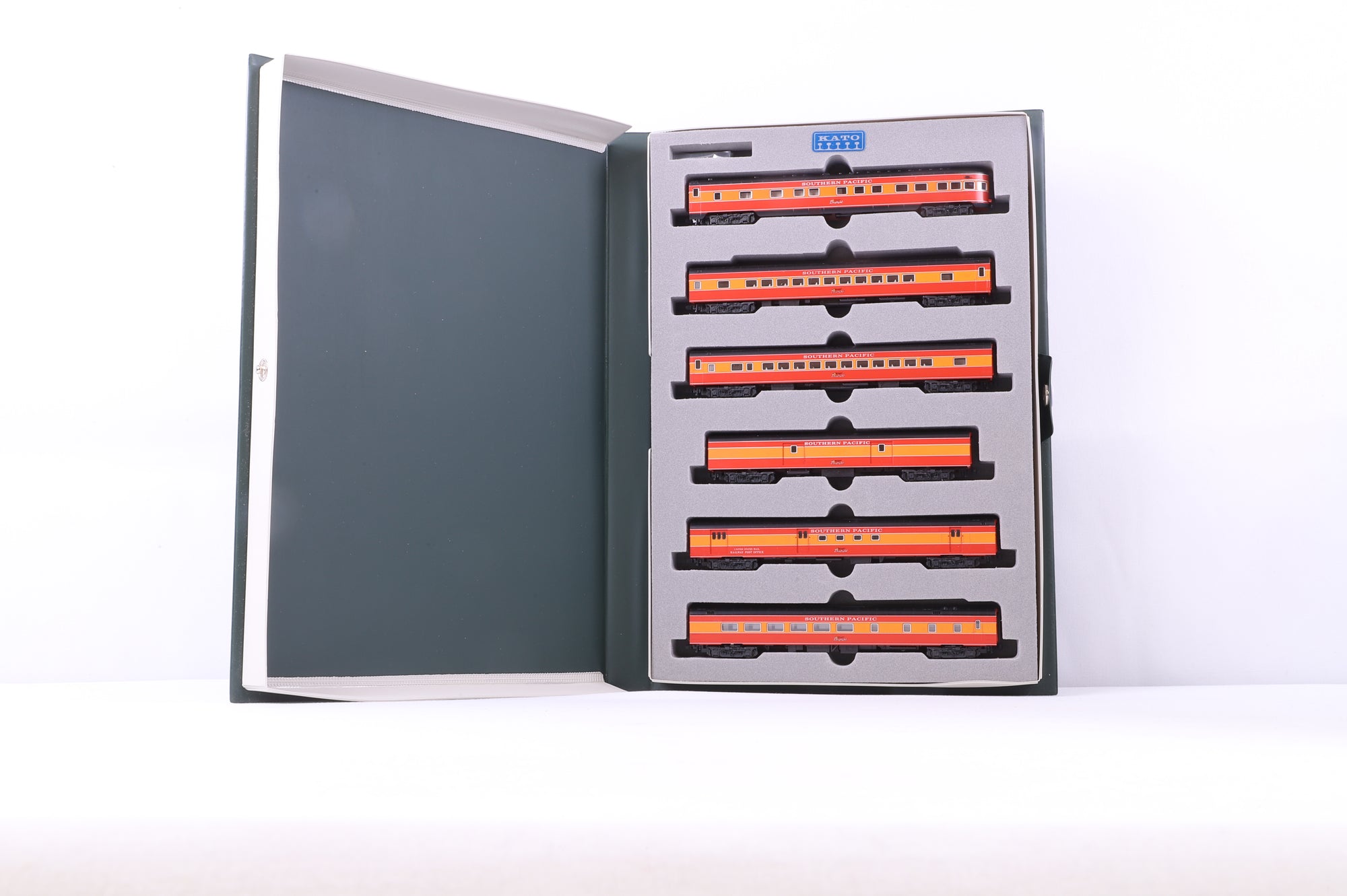 Kato N 106-019 Southern Pacific/ Daylight Smooth Side Passenger 6 Car Set
