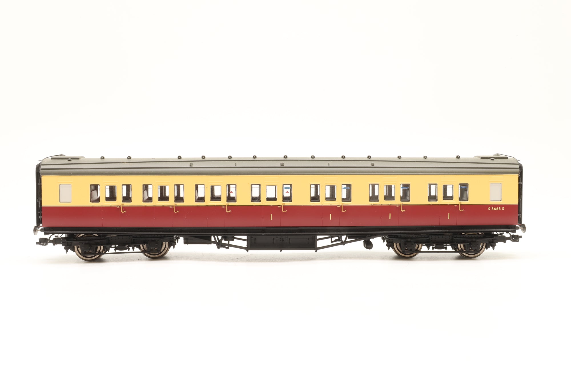 Hornby OO Rake of 6 Southern Crimson & Cream Maunsell Coaches, DCC Controlled Lighting