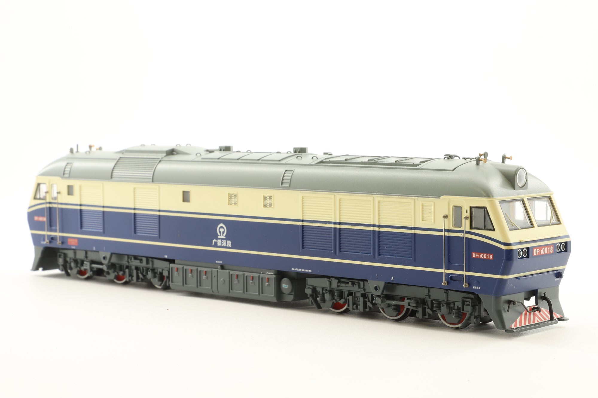 Bachmann China HO CT00101 DF110018 in China Railway Blue/Cream