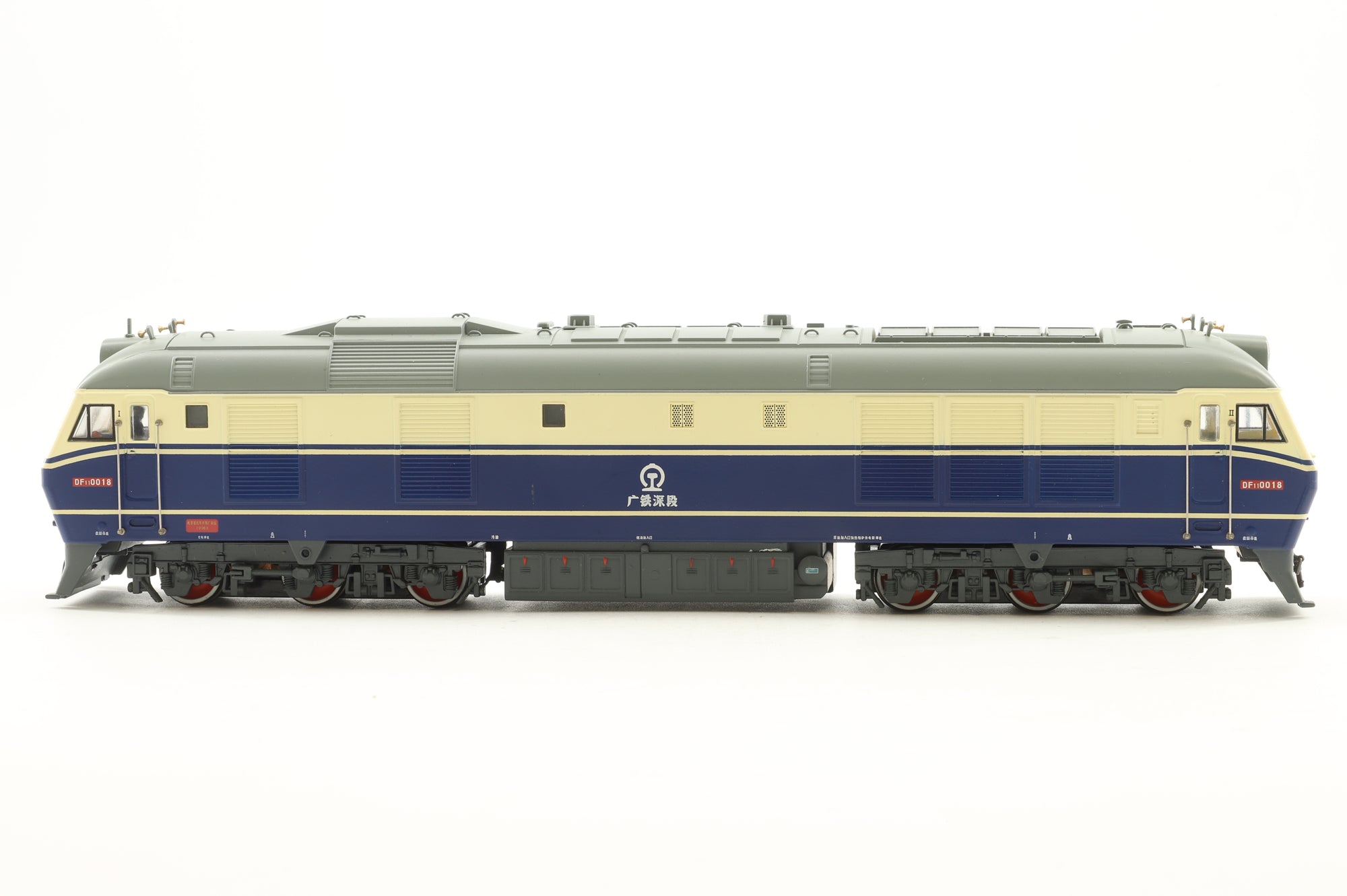 Bachmann China HO CT00101 DF110018 in China Railway Blue/Cream