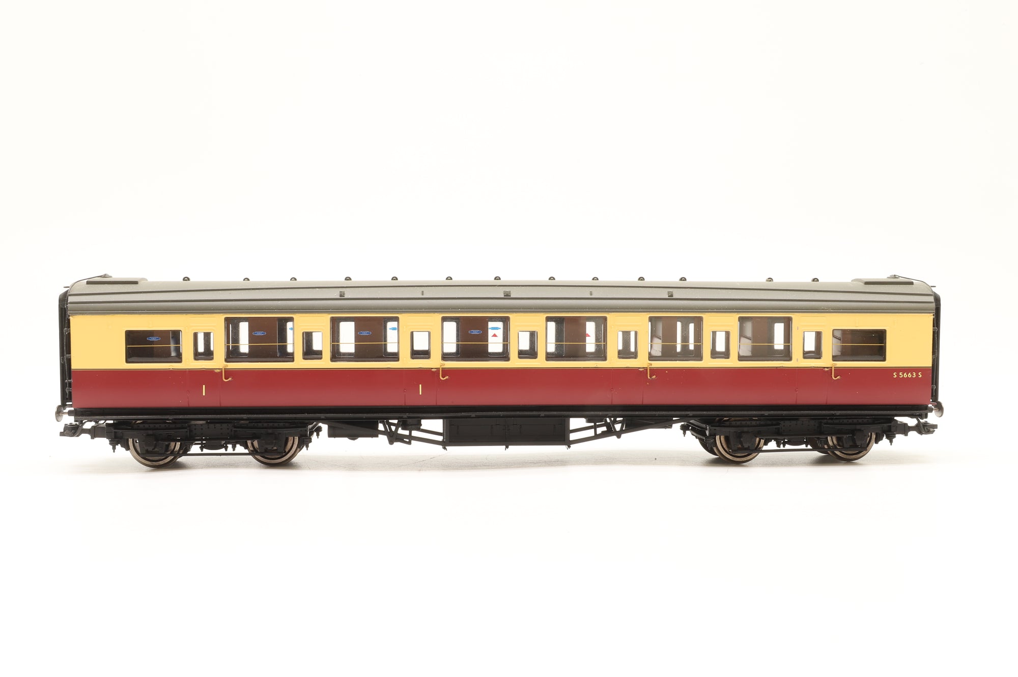 Hornby OO Rake of 6 Southern Crimson & Cream Maunsell Coaches, DCC Controlled Lighting