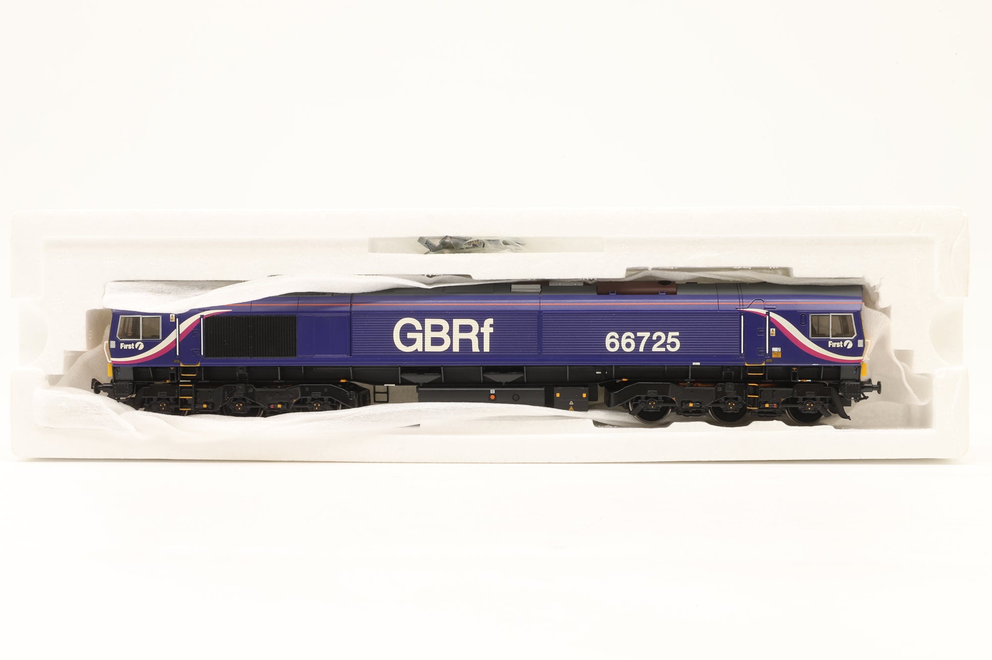 Bachmann OO 32-978 Class 66/9 Diesel '66725' 'Sunderland AFC' First/ GBRf DCC Fitted