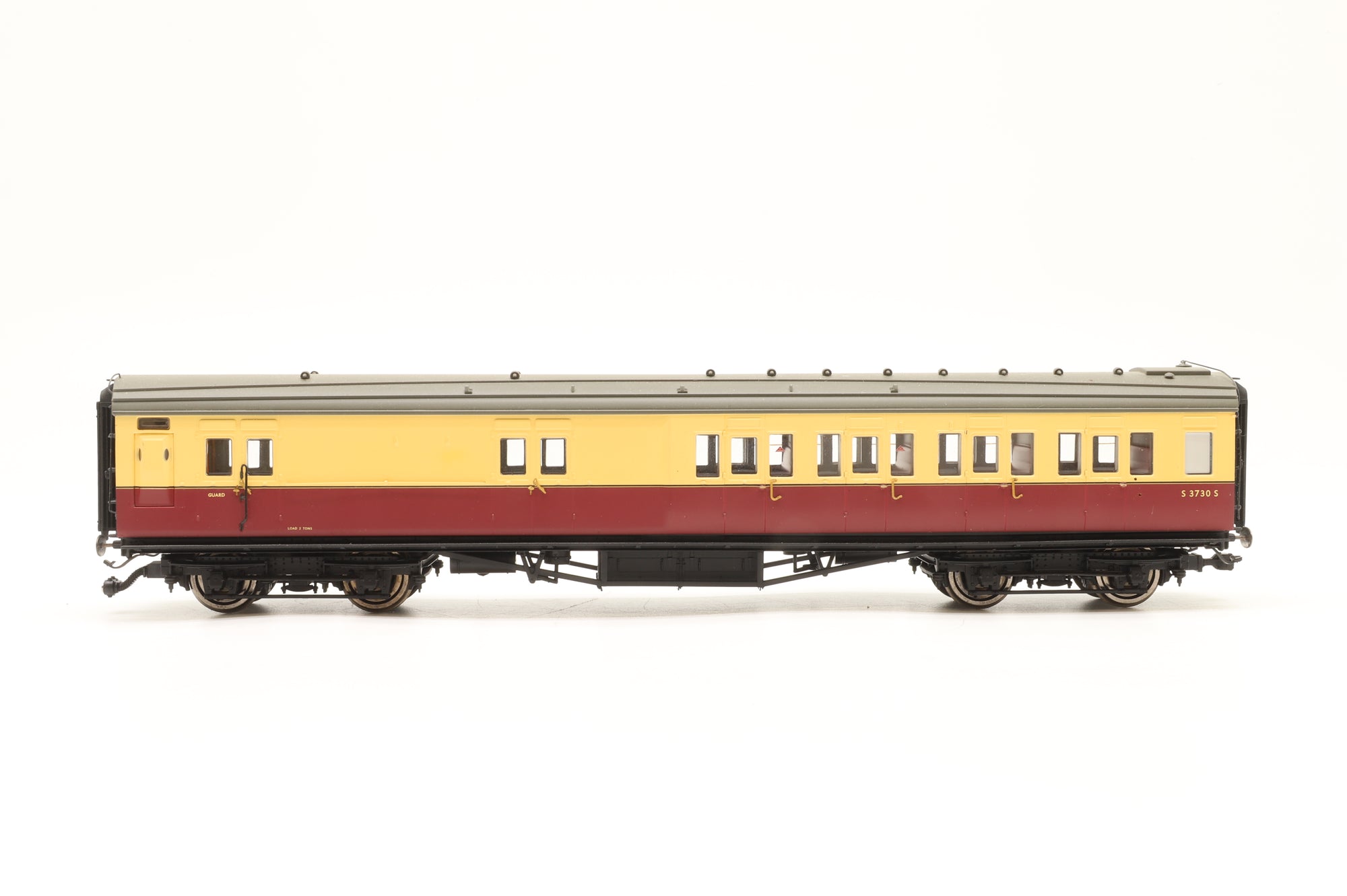 Hornby OO Rake of 6 Southern Crimson & Cream Maunsell Coaches, DCC Controlled Lighting