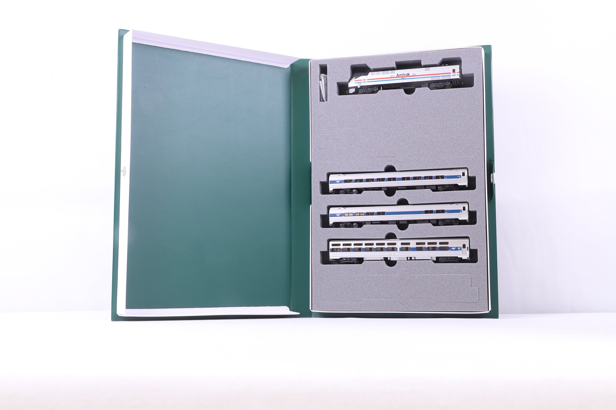 Kato N 106-6286-3 GE P42 Amtrak 40th Anniversary & 106-8011 4 Car Set