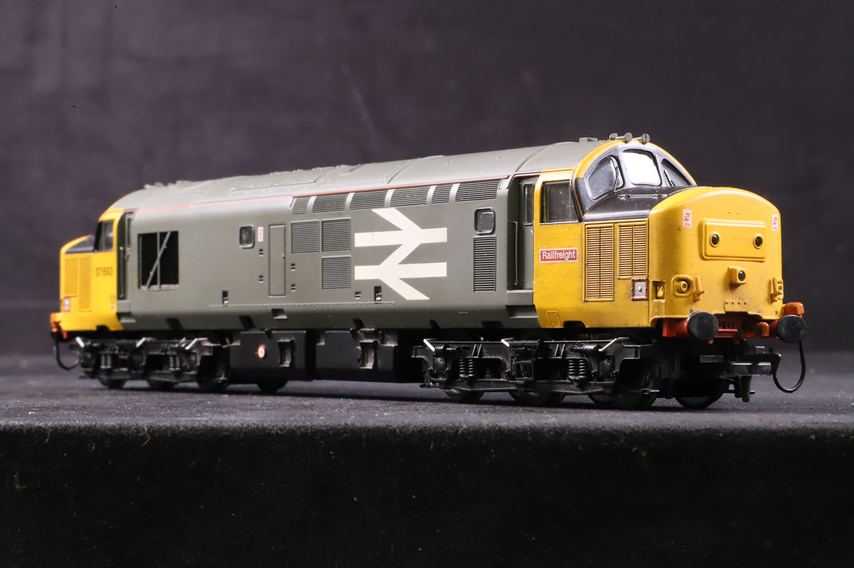 Bachmann OO 32-376DS Class 3737693 in BR Railfreight Grey w/ Large Logo - Weathered
