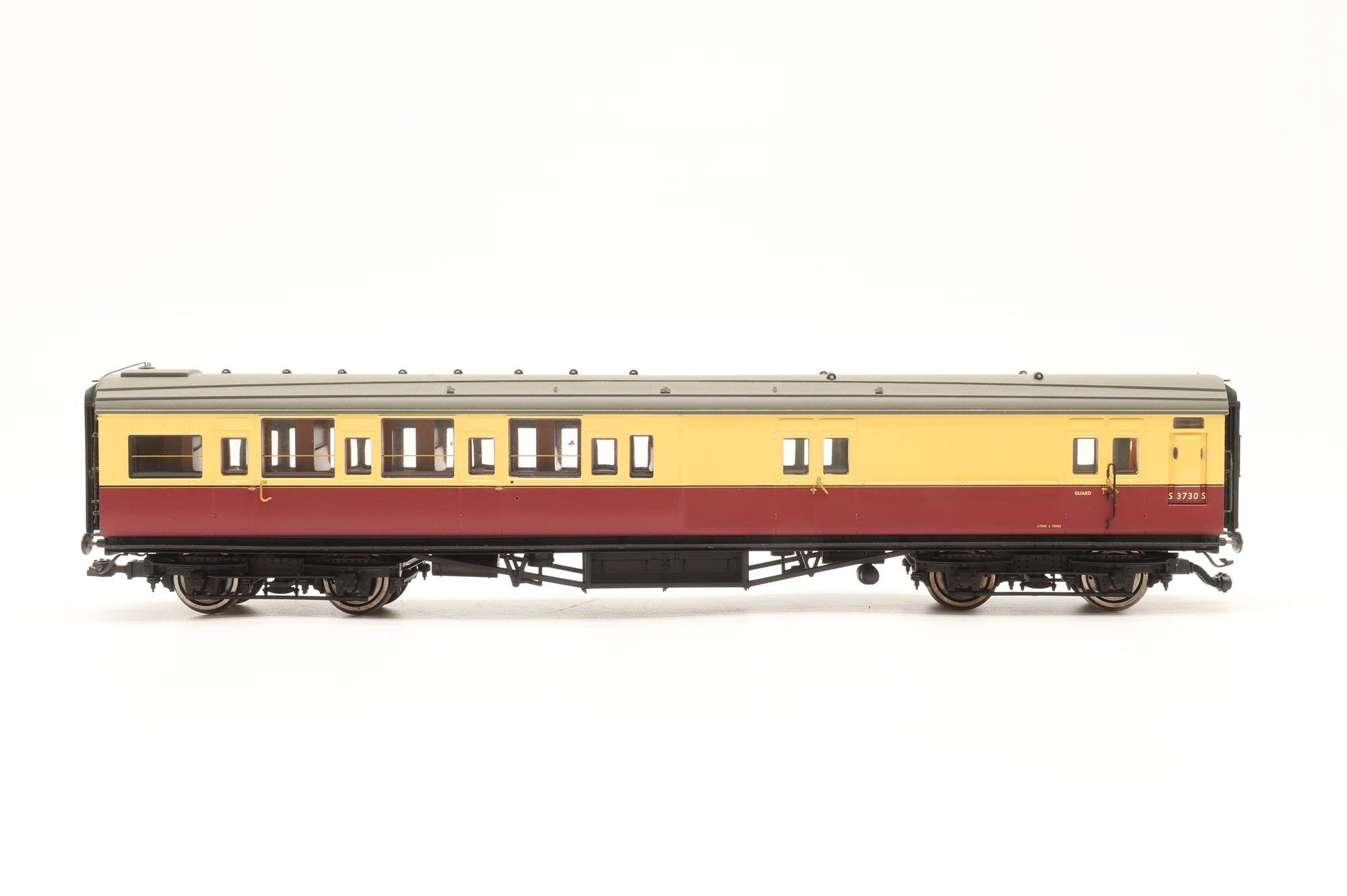 Hornby OO Rake of 6 Southern Crimson & Cream Maunsell Coaches, DCC Controlled Lighting