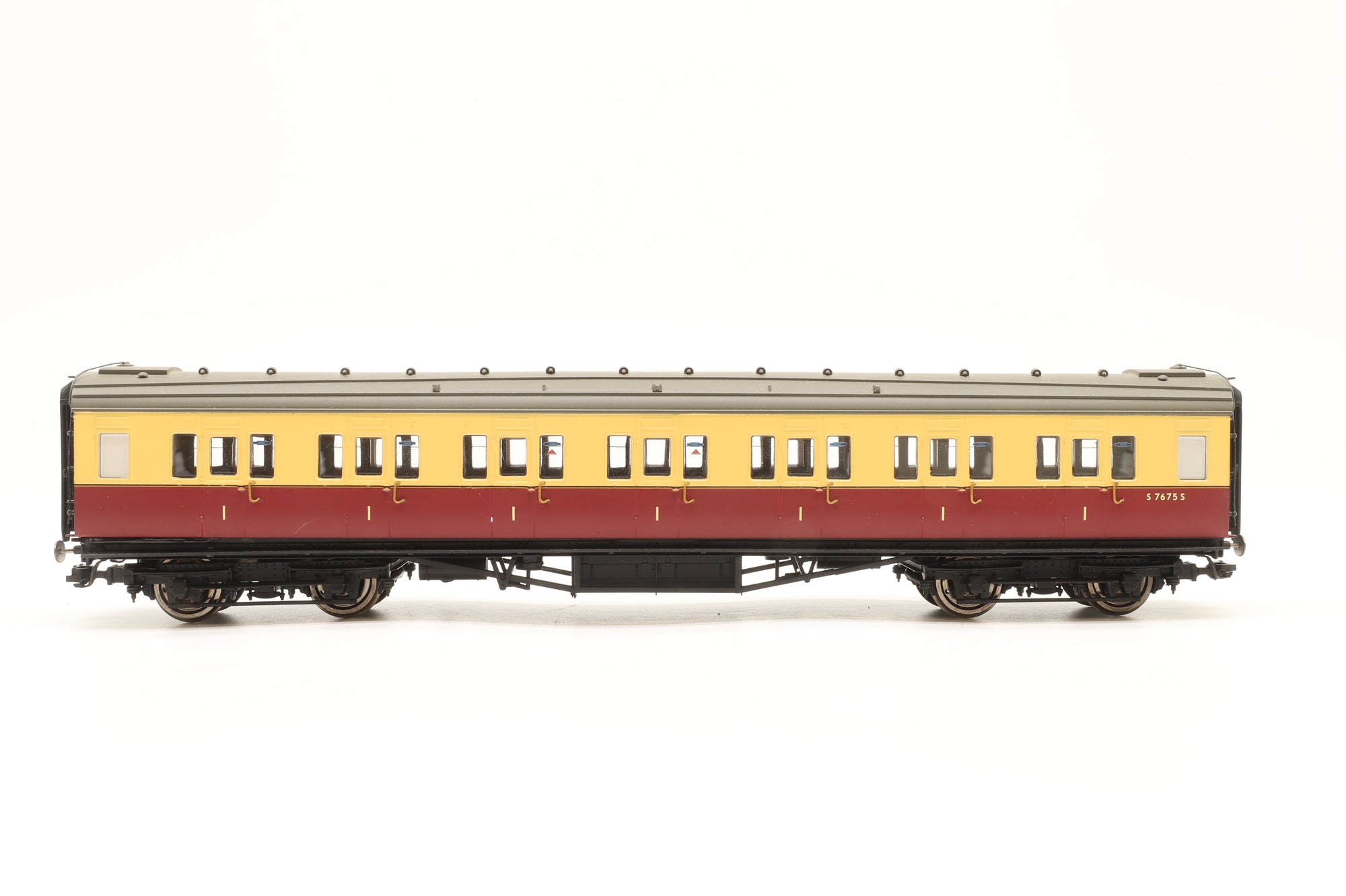 Hornby OO Rake of 6 Southern Crimson & Cream Maunsell Coaches, DCC Controlled Lighting