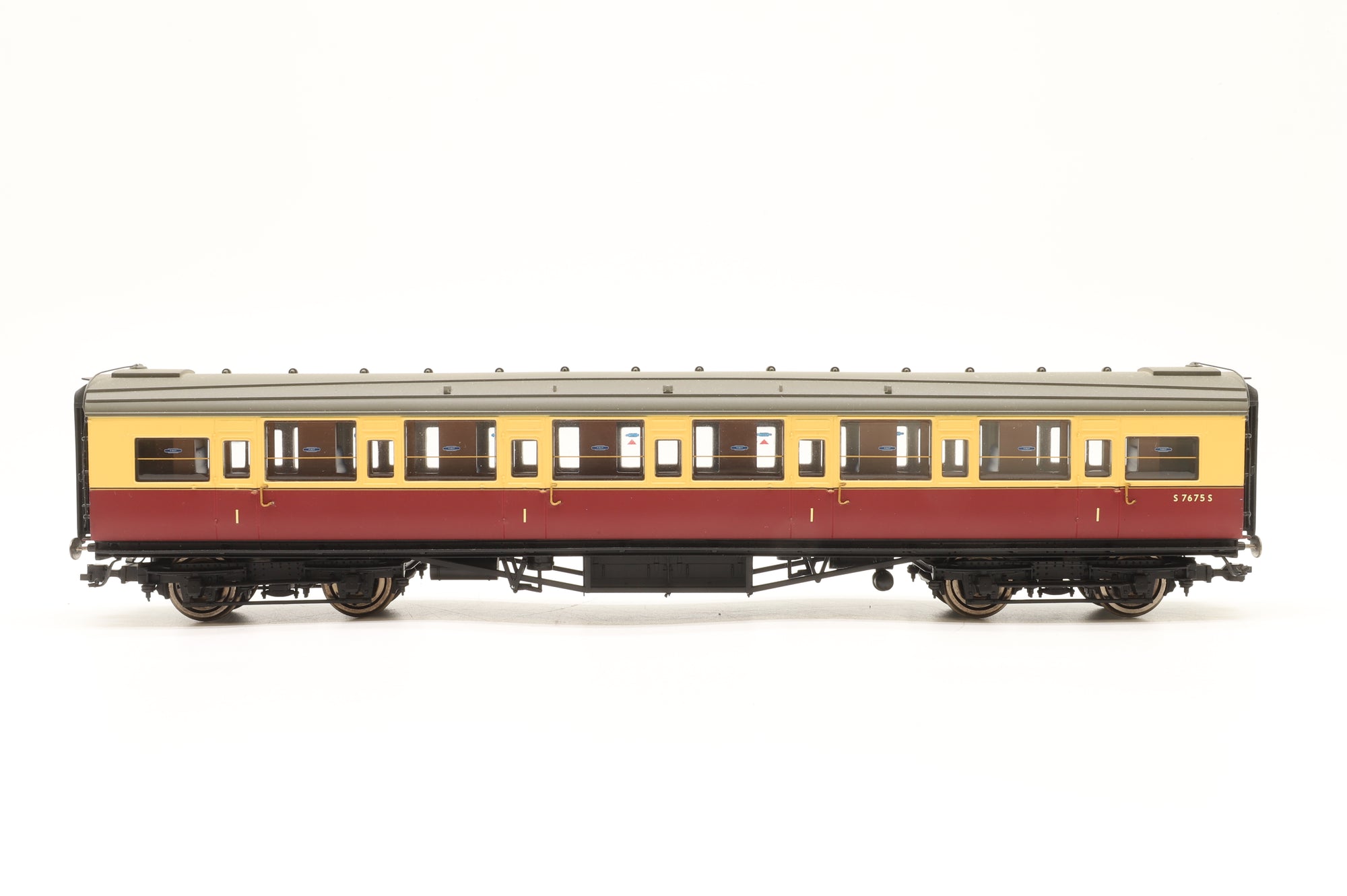 Hornby OO Rake of 6 Southern Crimson & Cream Maunsell Coaches, DCC Controlled Lighting