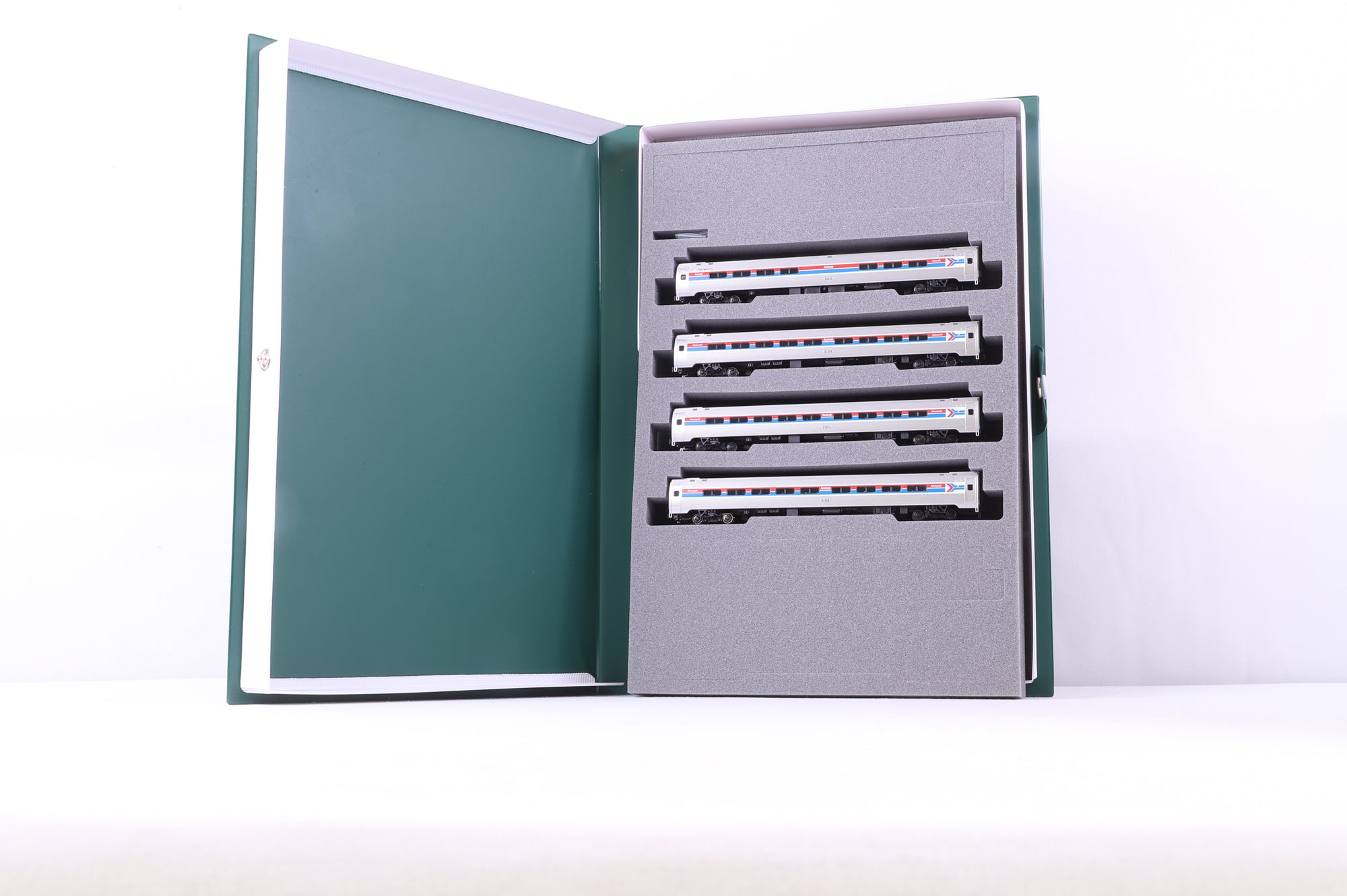 Kato N 106-6286-3 GE P42 Amtrak 40th Anniversary & 106-8011 4 Car Set